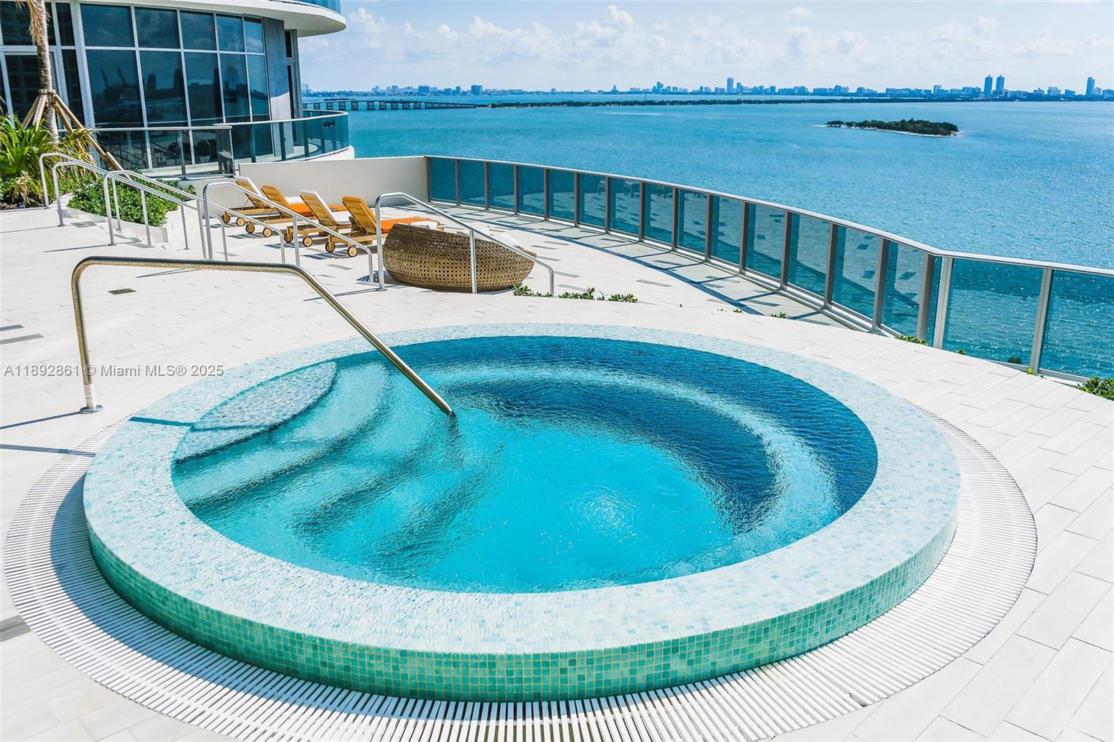 ARIA ON THE BAY - Residential
