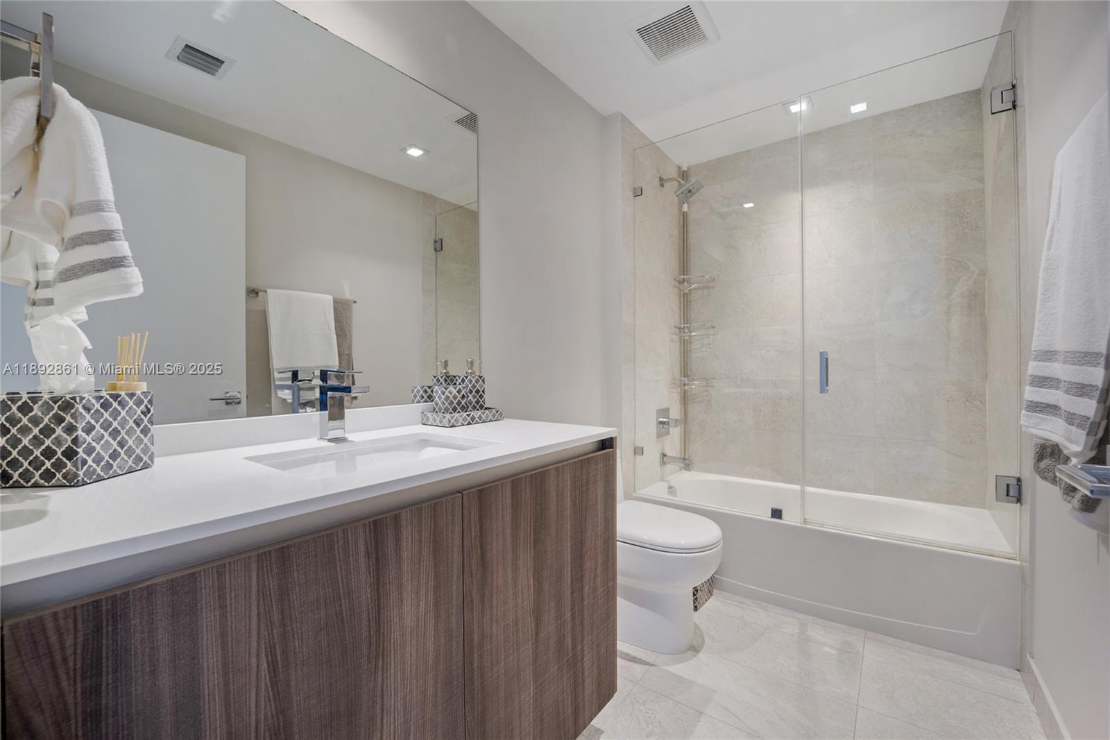 ARIA ON THE BAY - Residential