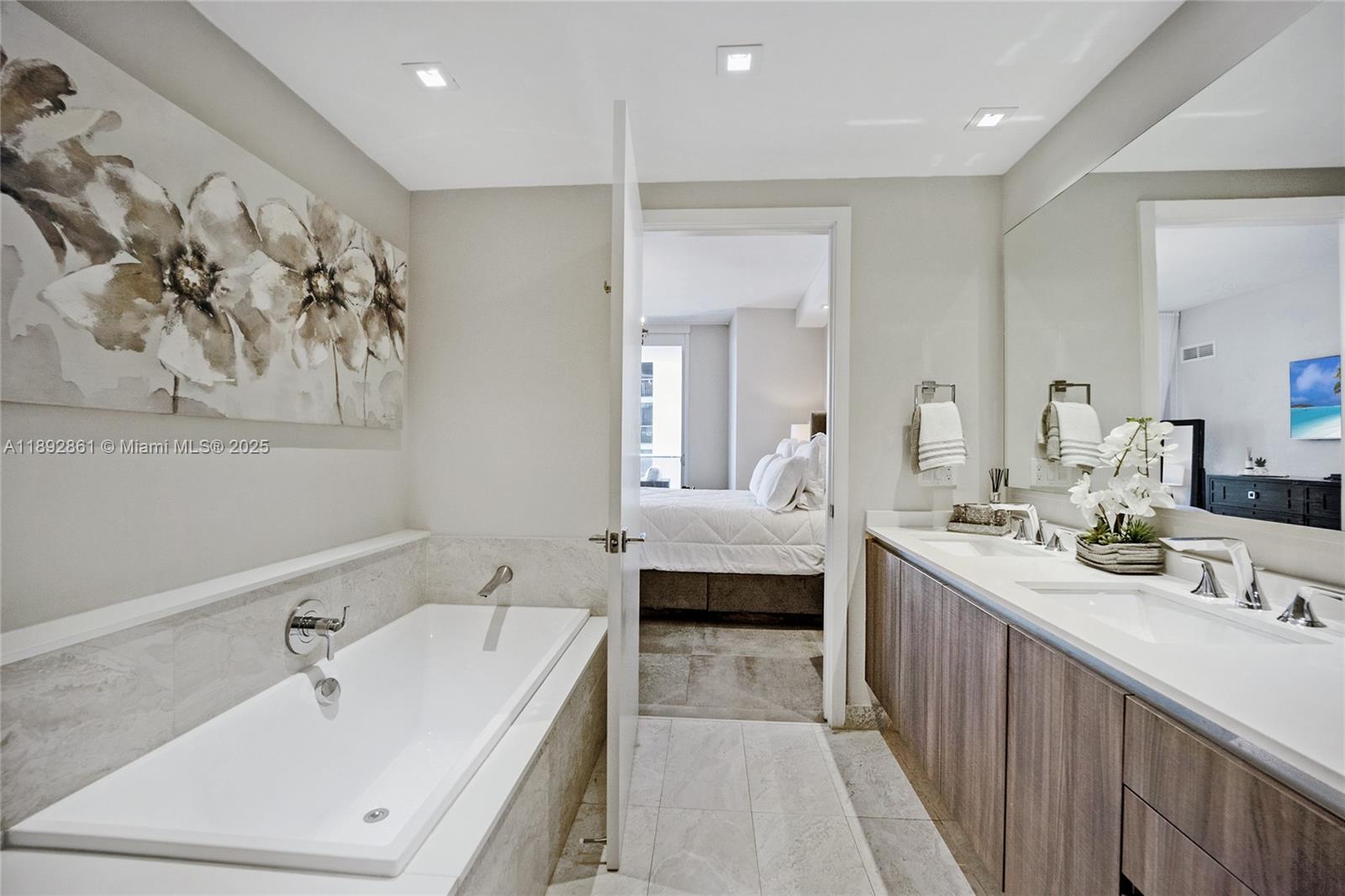 ARIA ON THE BAY - Residential