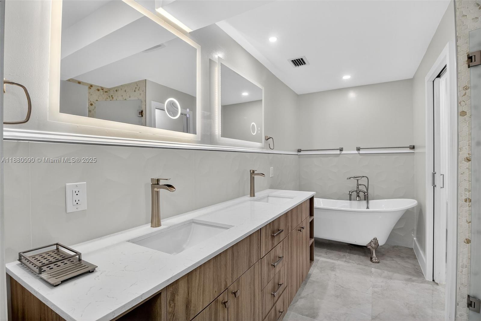 TWIN LAKES MANOR SUB CORR - Residential