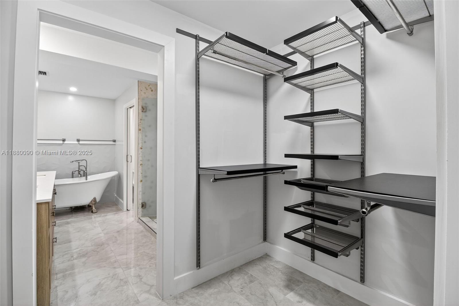 TWIN LAKES MANOR SUB CORR - Residential