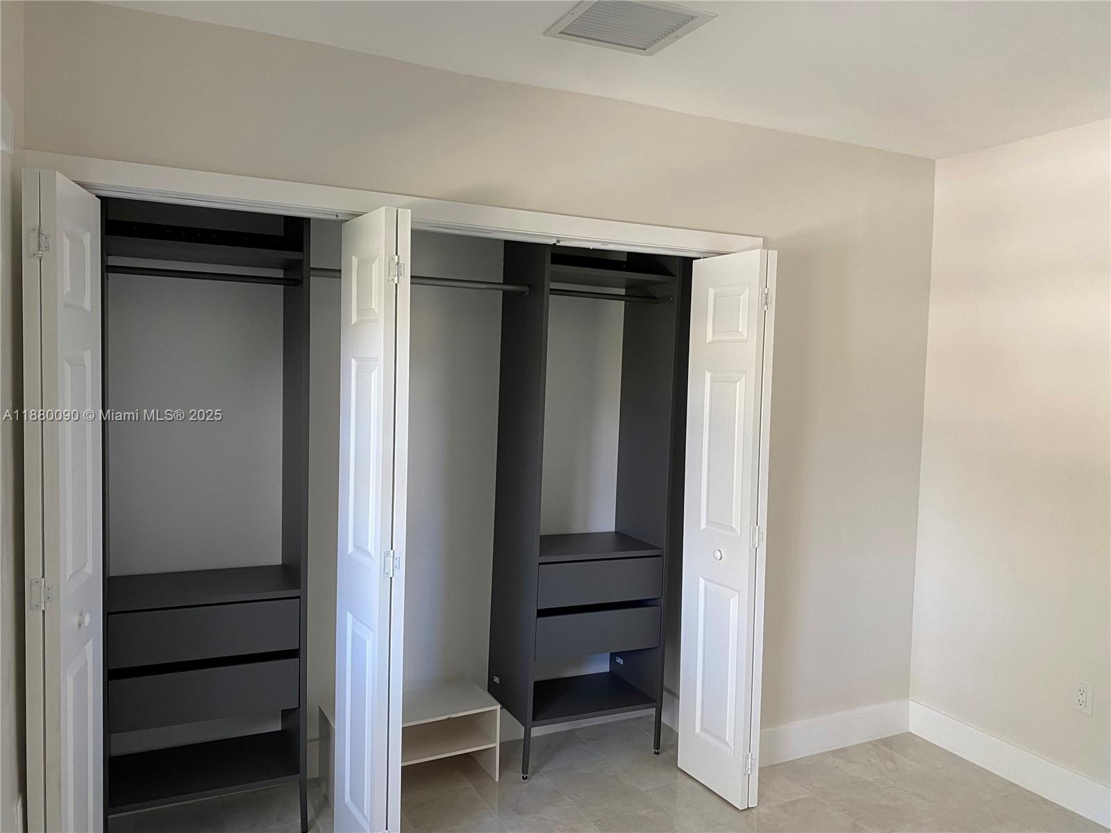 TWIN LAKES MANOR SUB CORR - Residential