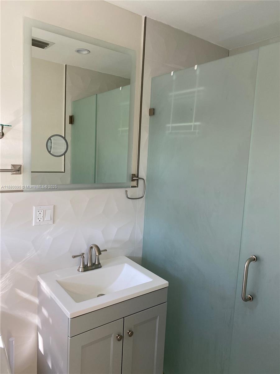 TWIN LAKES MANOR SUB CORR - Residential