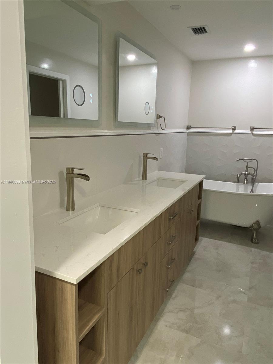 TWIN LAKES MANOR SUB CORR - Residential