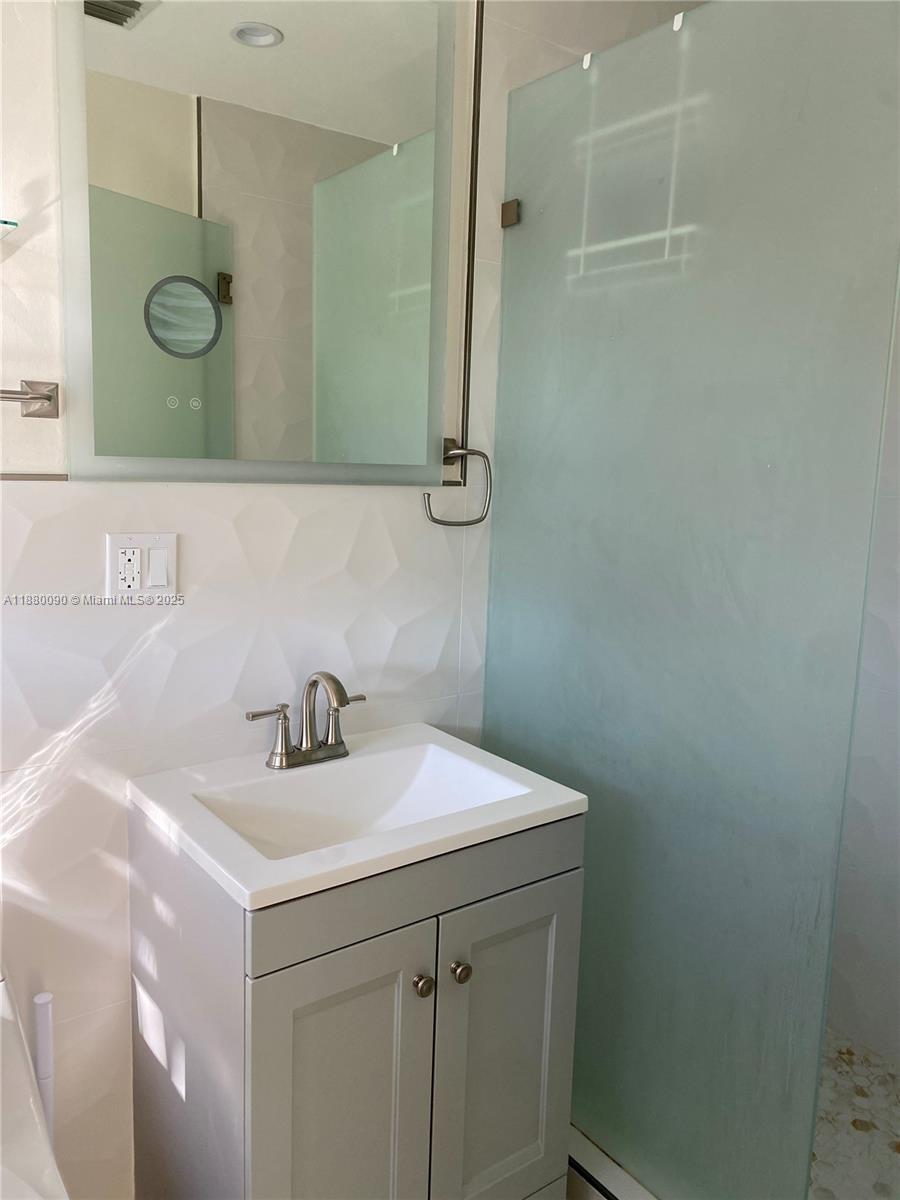 TWIN LAKES MANOR SUB CORR - Residential