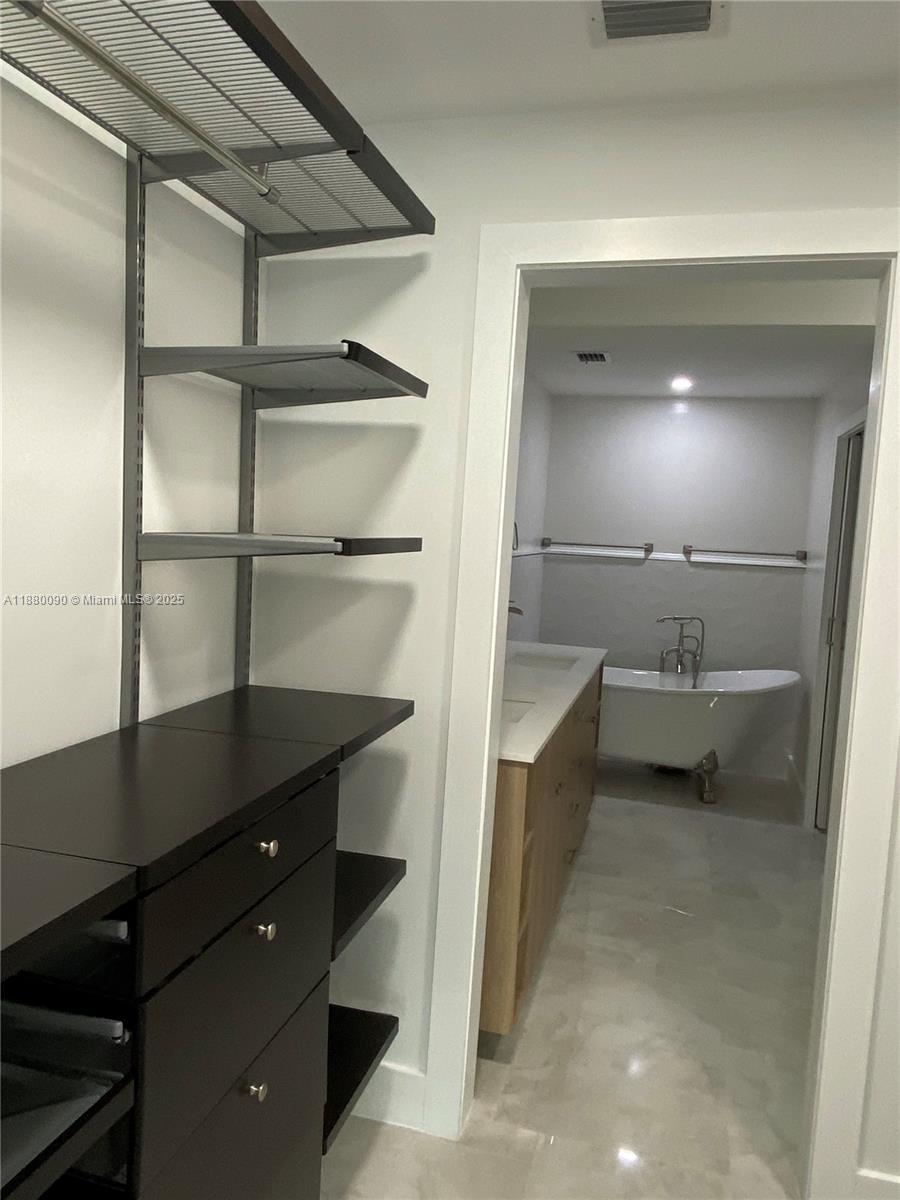 TWIN LAKES MANOR SUB CORR - Residential