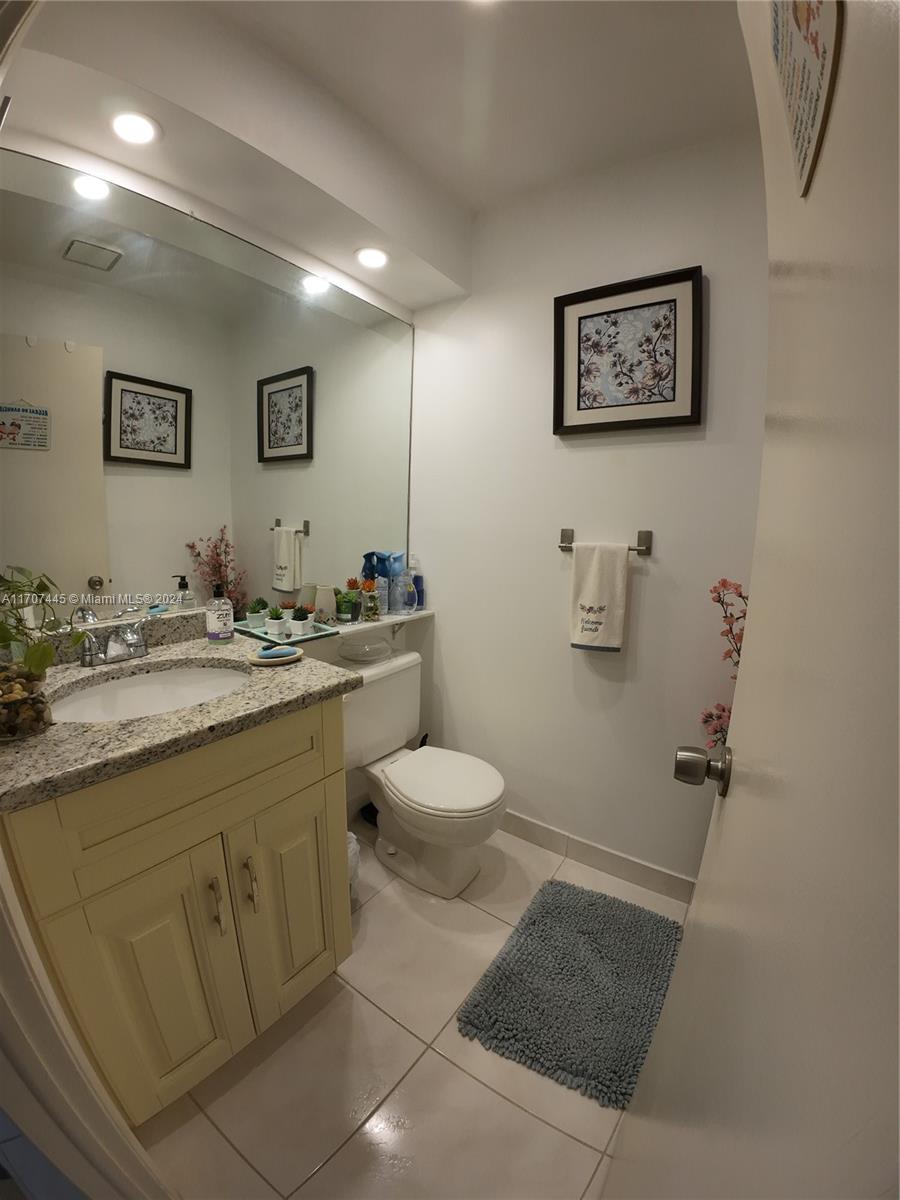 KINGS POINT SAXONY CONDOS - Residential