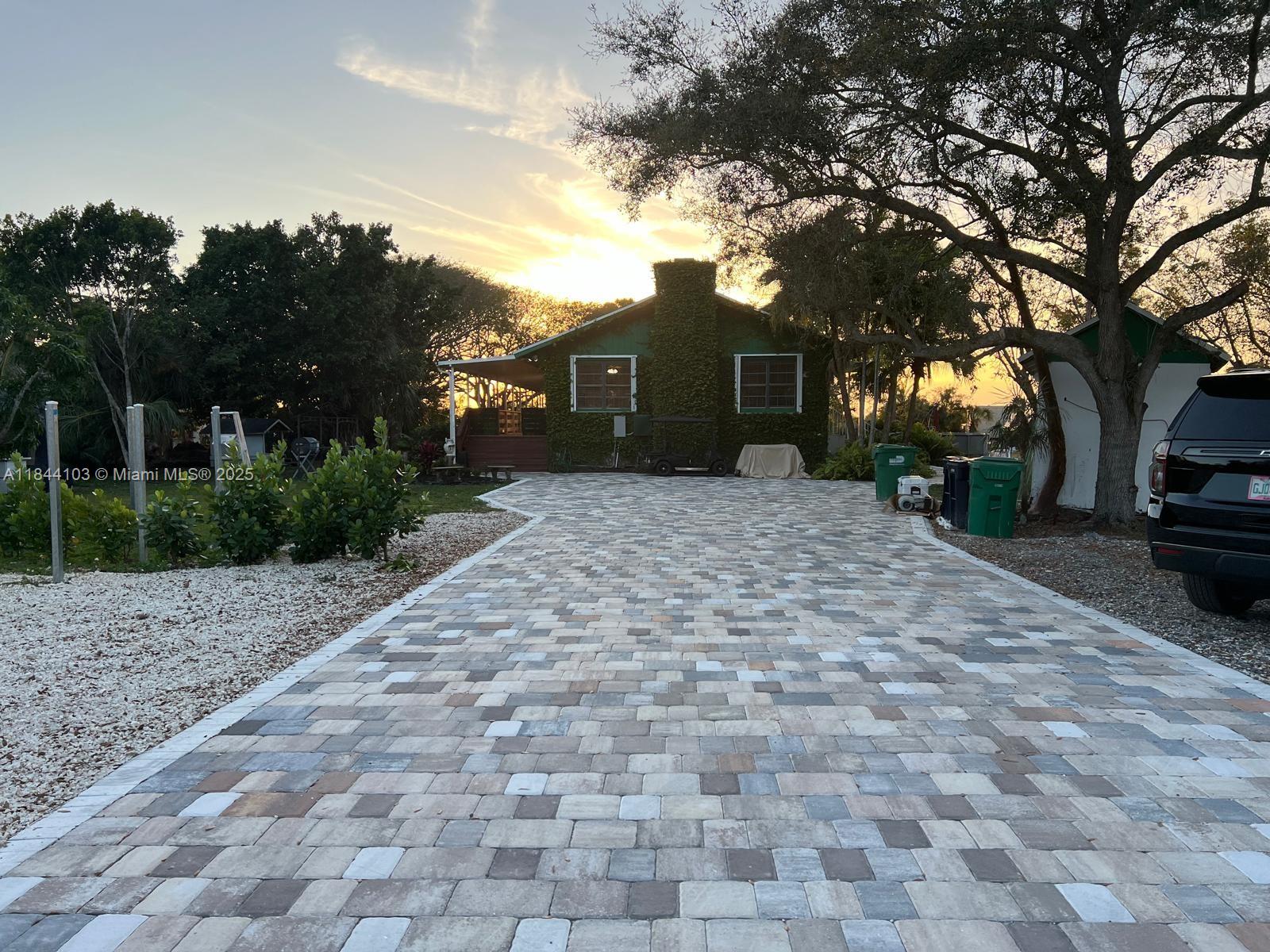 One-of-a-kind property. Beautiful 3 bed 2 bath home on 1 Acre Lot. NO ASSOCIATION! Room for a boat, personal truck, RV, and several vehicles. Looking for a steady, stable tenant, hopefully long term!!!!!ALL UTILITIES INCLUDED IN THE RENT!!!!