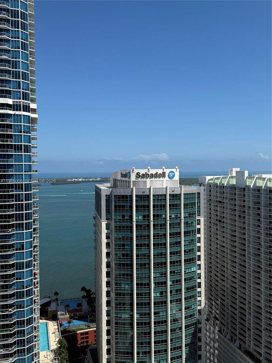 HIGH FLOOR. 1 bed and 1,5 bathroom facing east.Marble floors throughout, window treatment, built walking closet.
 In the heart of Brickell area. Walking distance to: Brickell city center, restaurants, supermarkets and much more !!!
Unit is occupied unit 6/15/26.