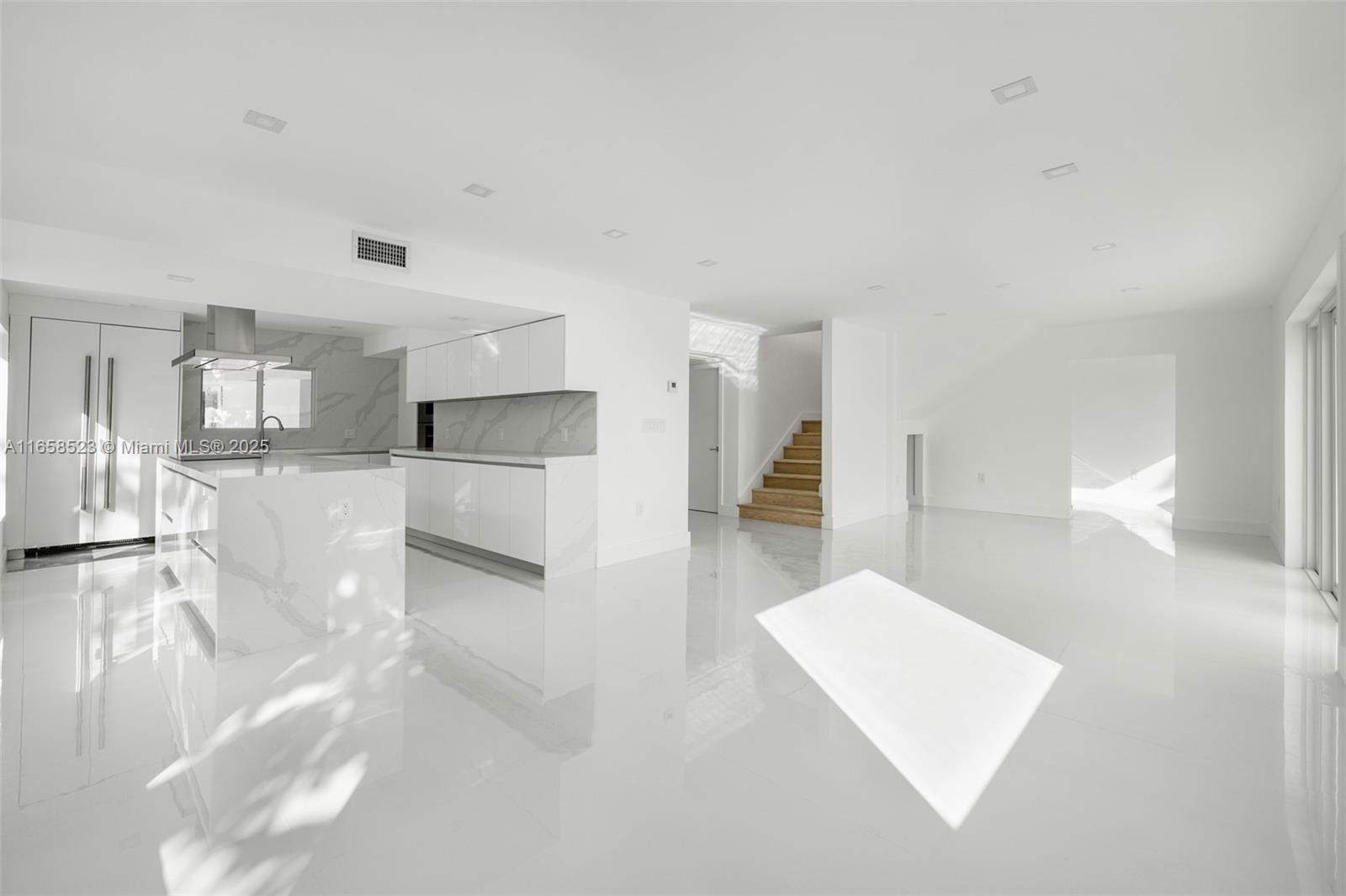 1903 Bay Dr