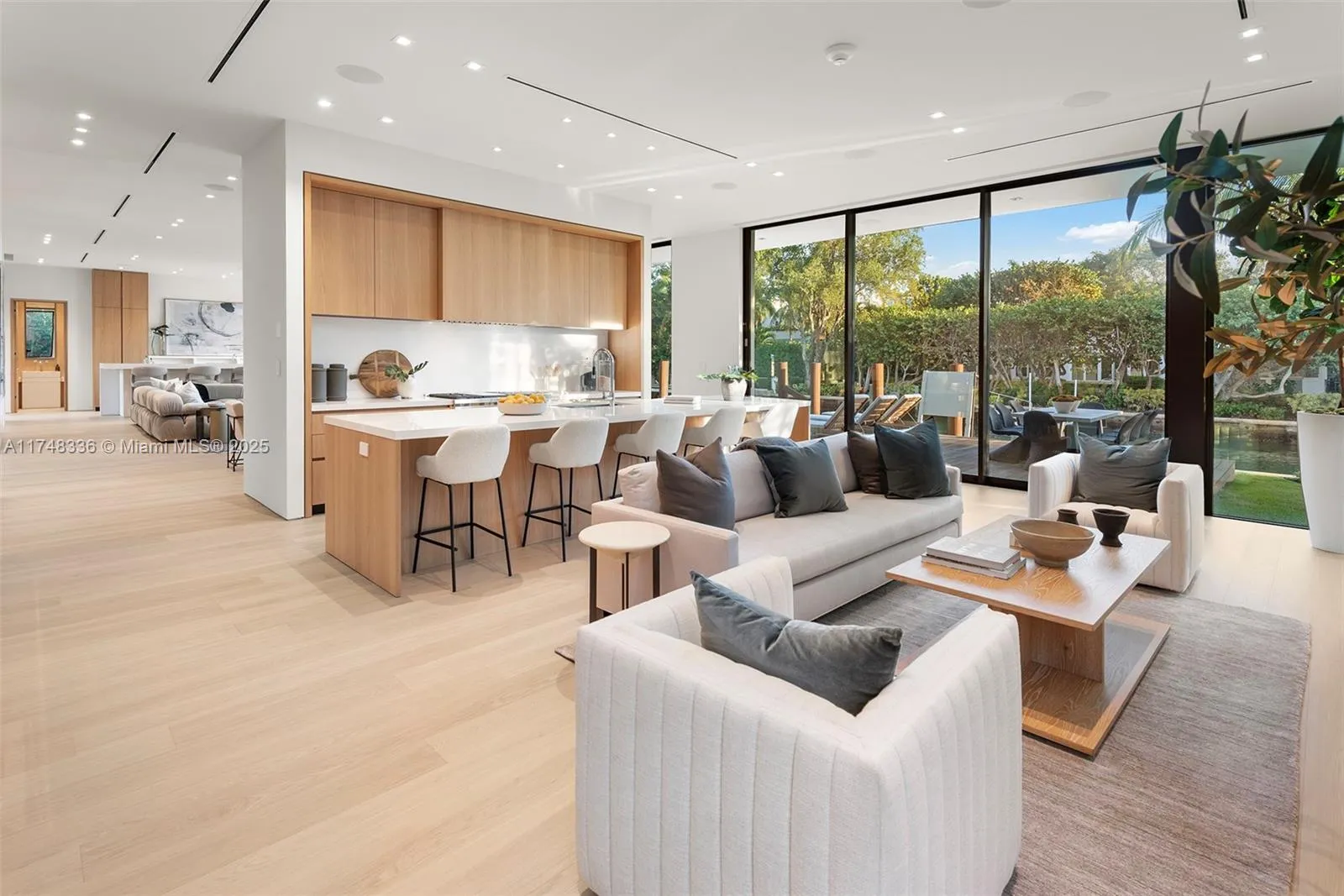 Miami Beach, Florida 33140, United States, 7 Bedrooms Bedrooms, ,10 BathroomsBathrooms,Residential,Active,77512