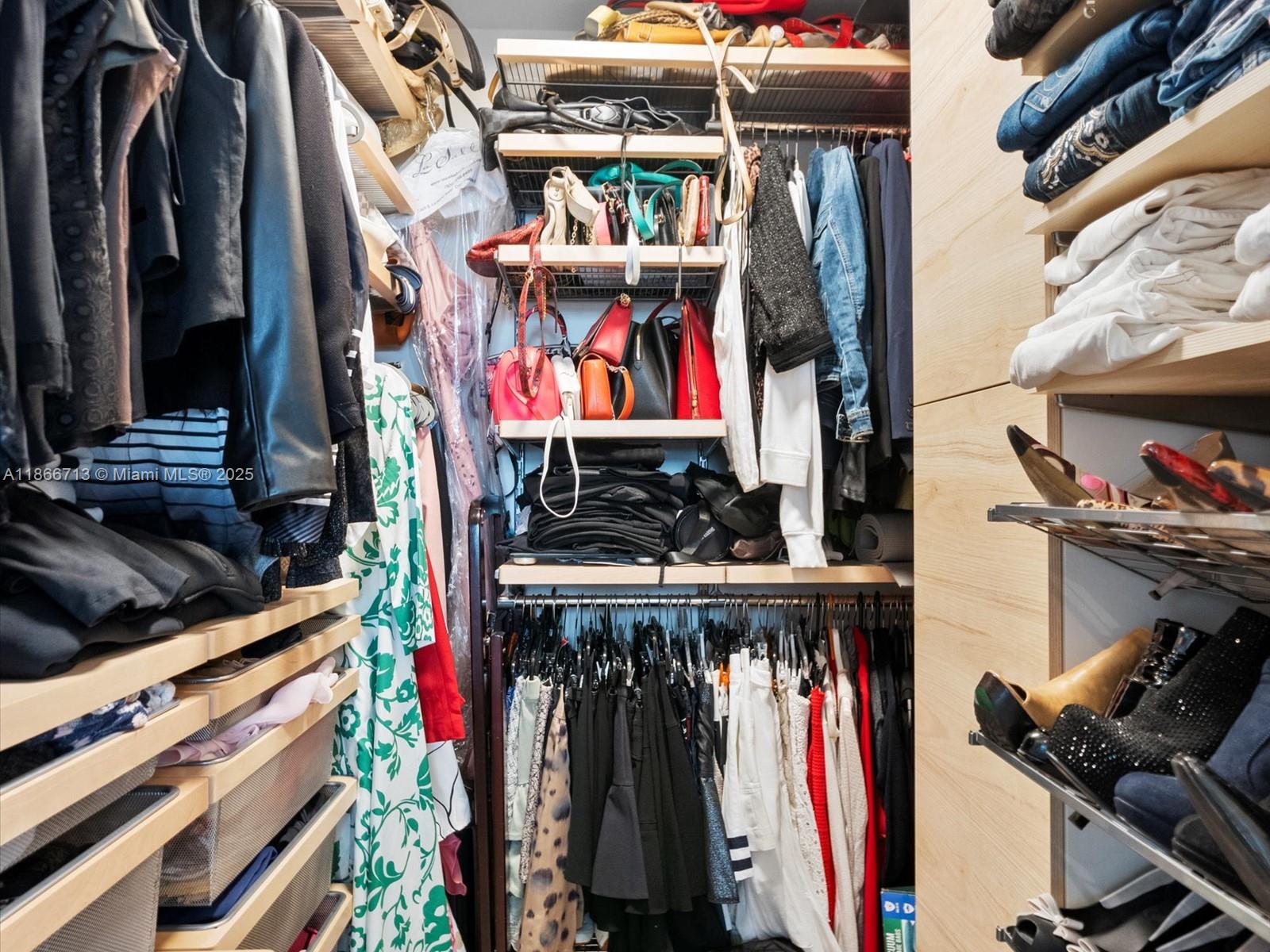 ISOLA CONDO - Residential