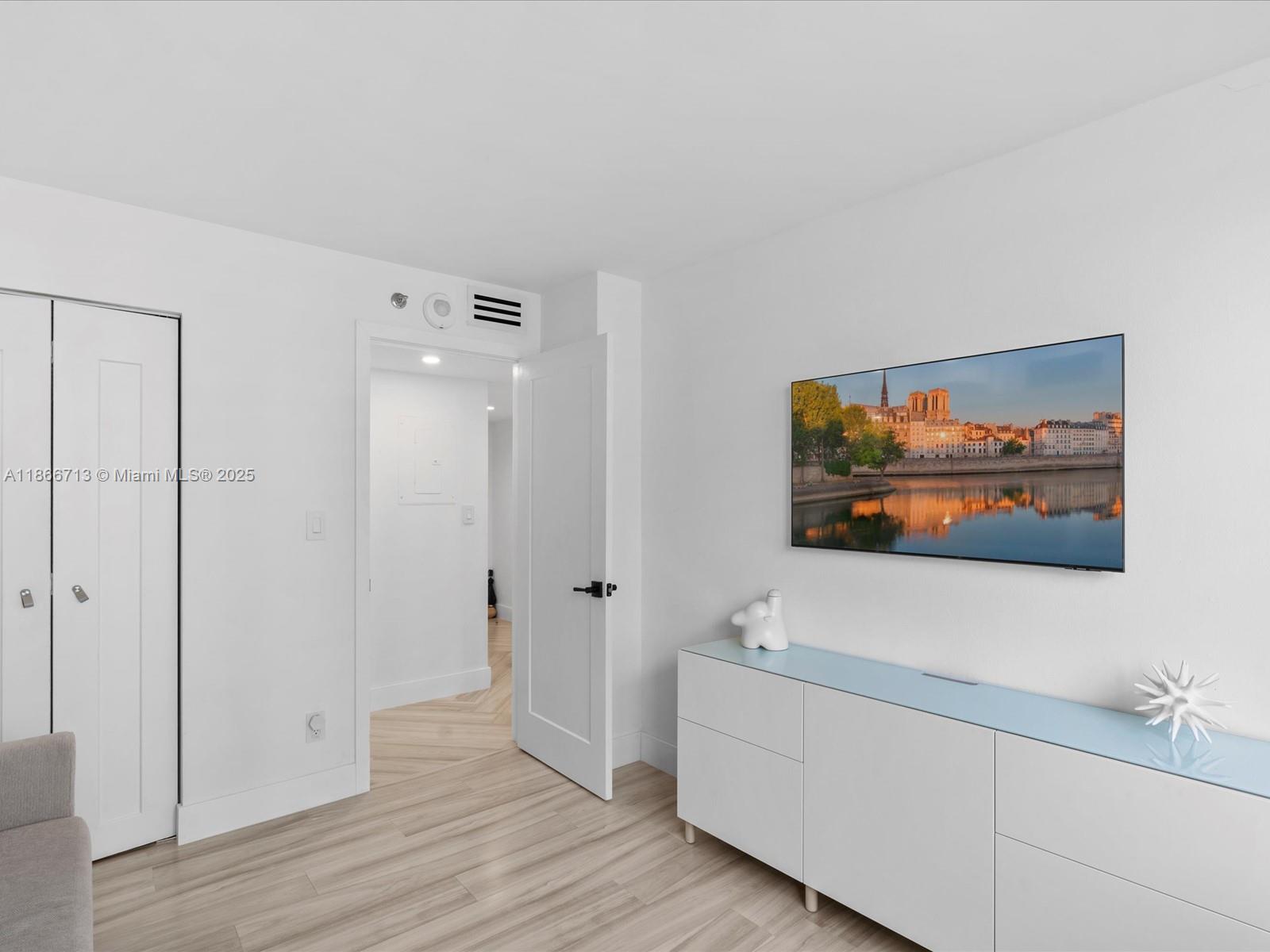 ISOLA CONDO - Residential