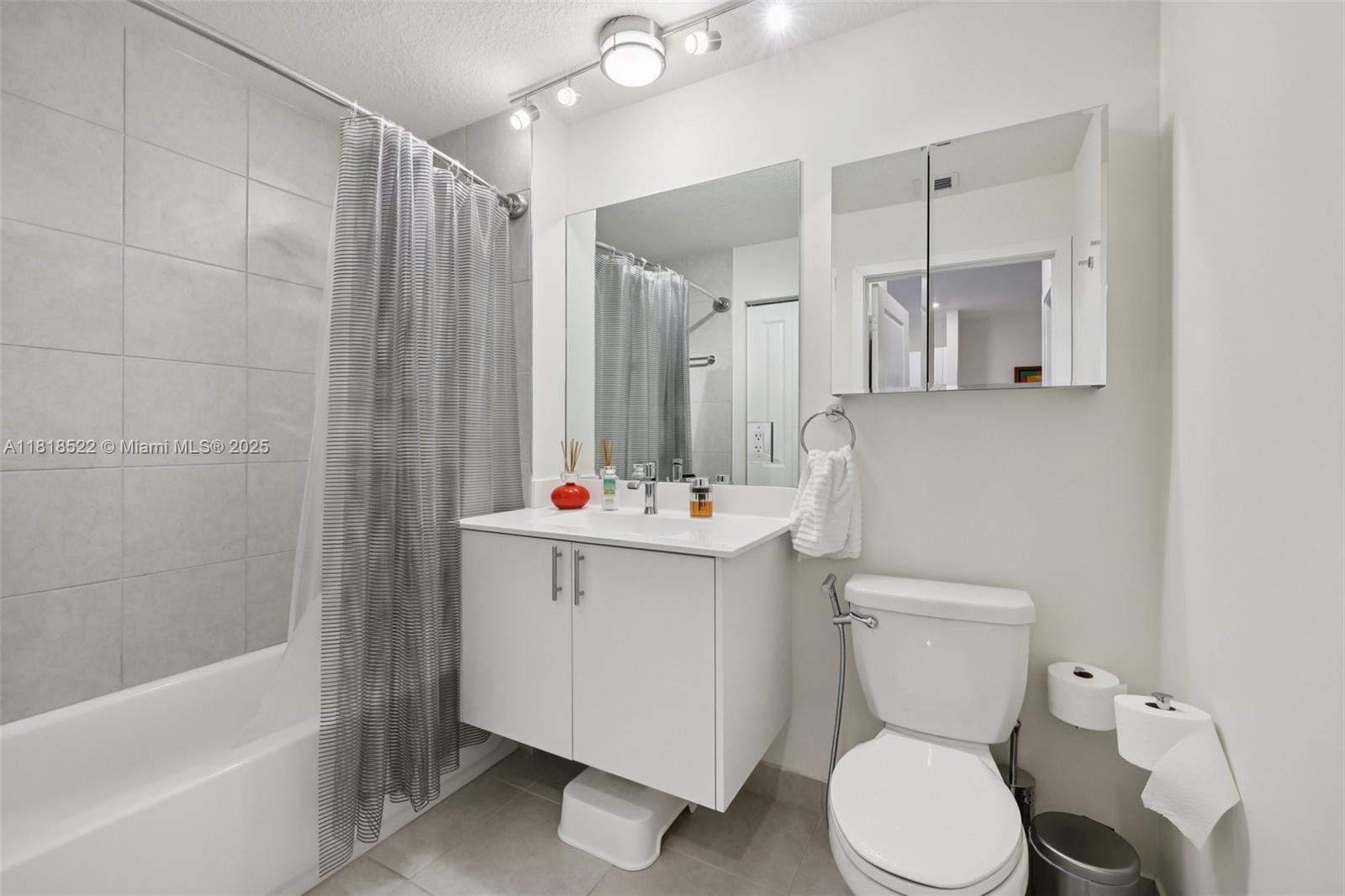 DOWNTOWN DORAL SOUTH PHAS - Residential