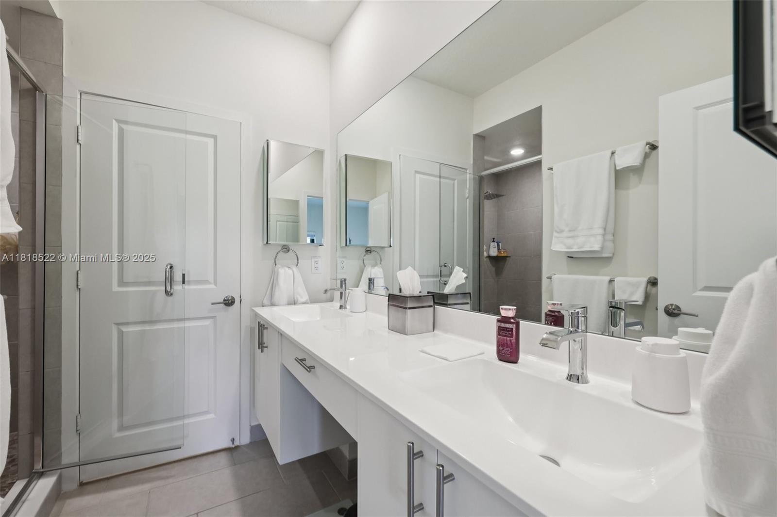 DOWNTOWN DORAL SOUTH PHAS - Residential