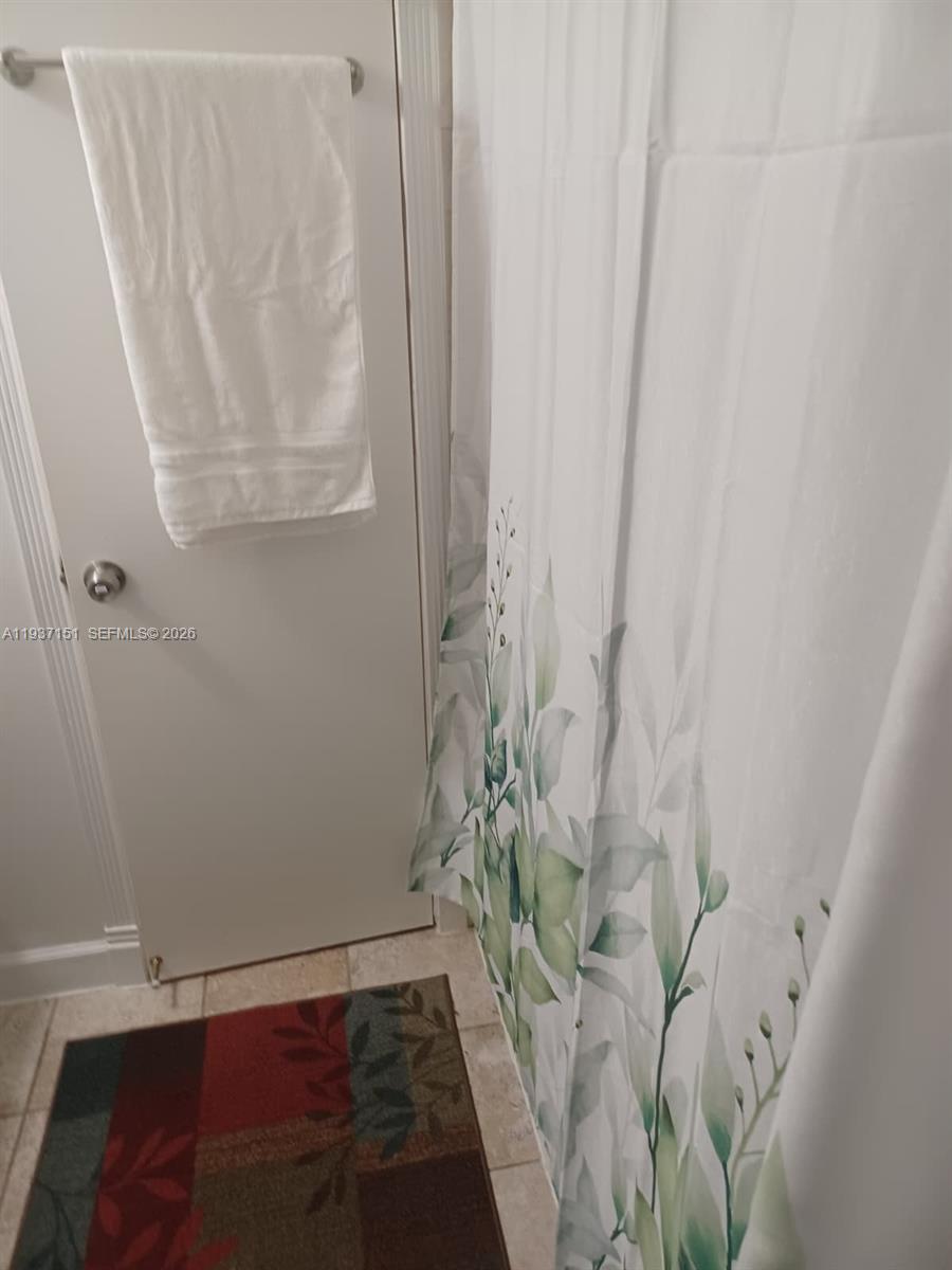 LAKESHORE CONDO 4 - Residential