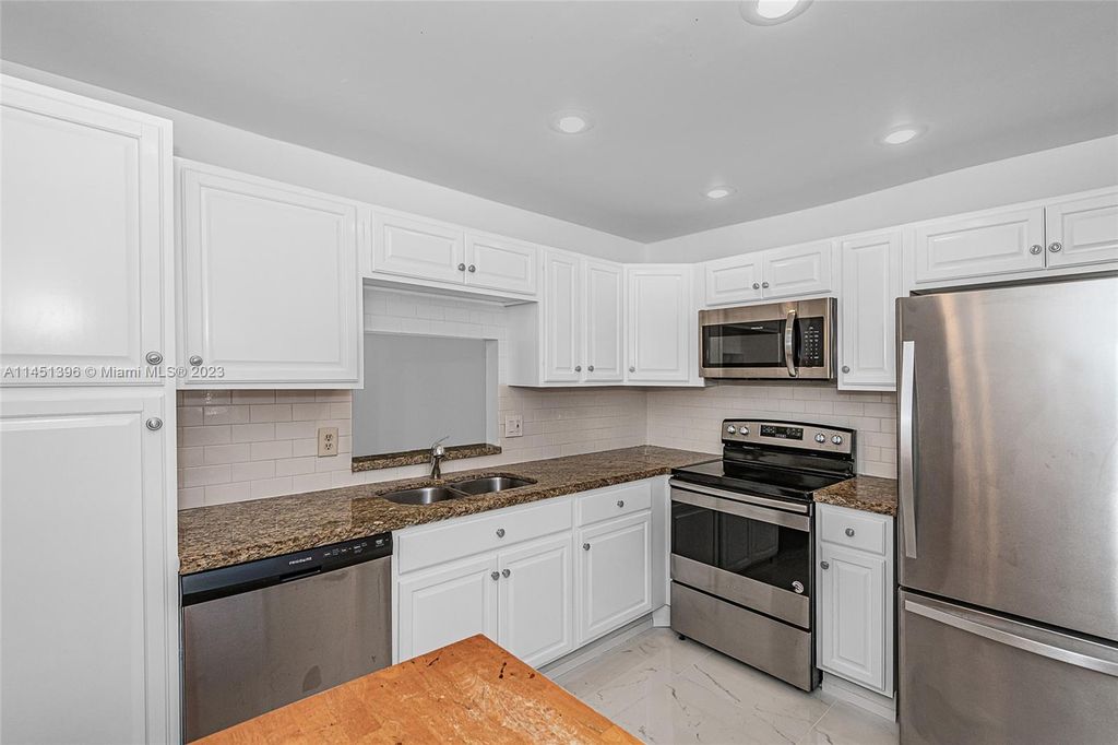 Photo of 218 NE 12th Ave #107, Hallandale Beach, FL 33009 (MLS # A11451396)