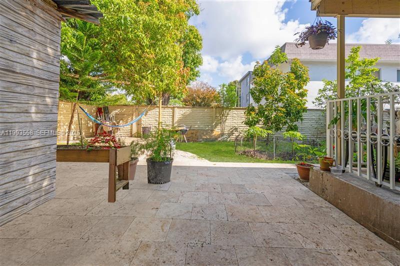 516 SW 7th Ct