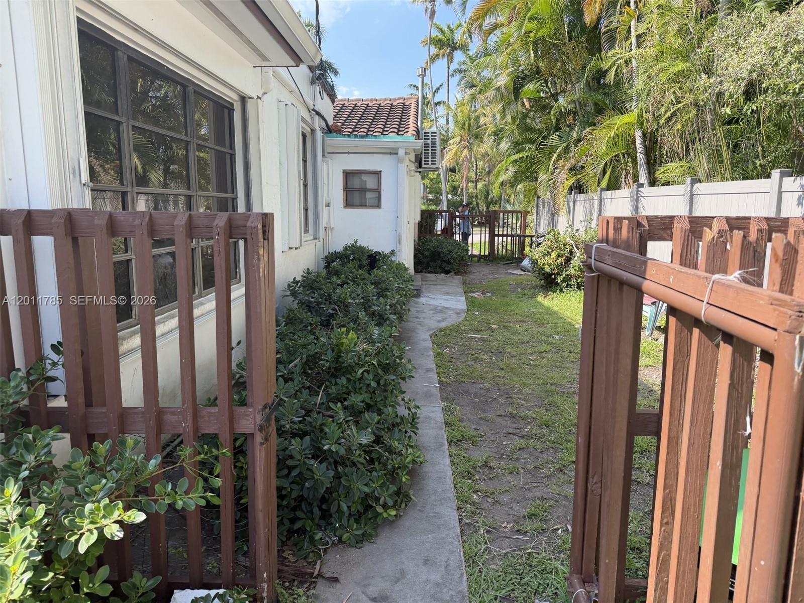 HOLLYWOOD LAKES SECTION - Residential