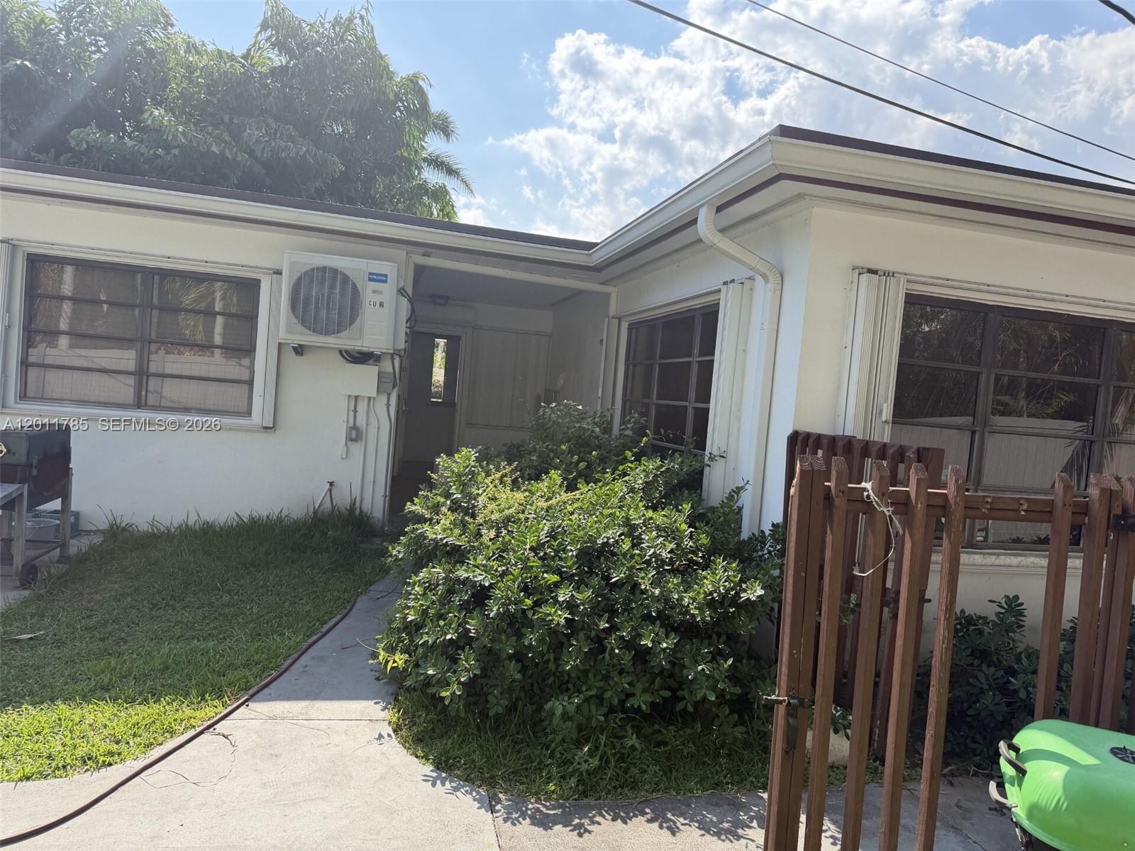 HOLLYWOOD LAKES SECTION - Residential