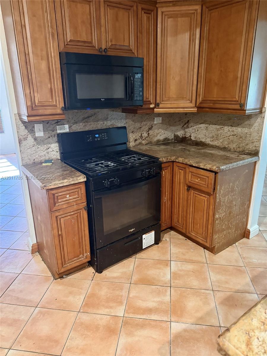 HOLLYWOOD LAKES SECTION - Residential
