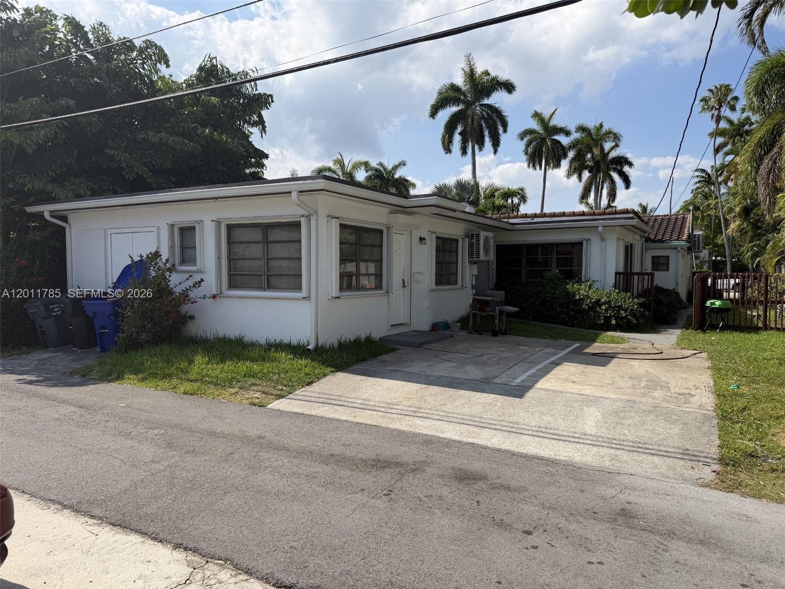 HOLLYWOOD LAKES SECTION - Residential