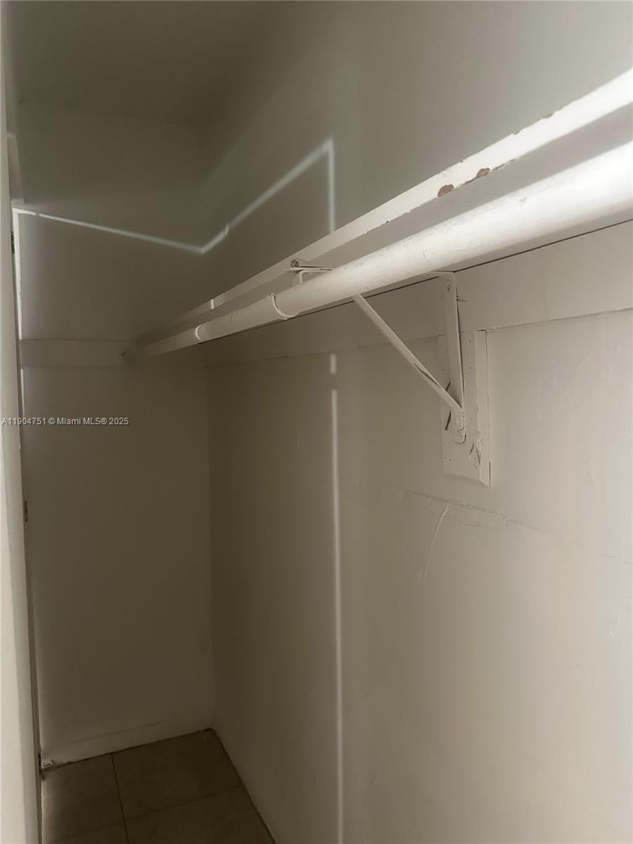 INVERNESS VILLAGE FOUR CO - Residential Lease