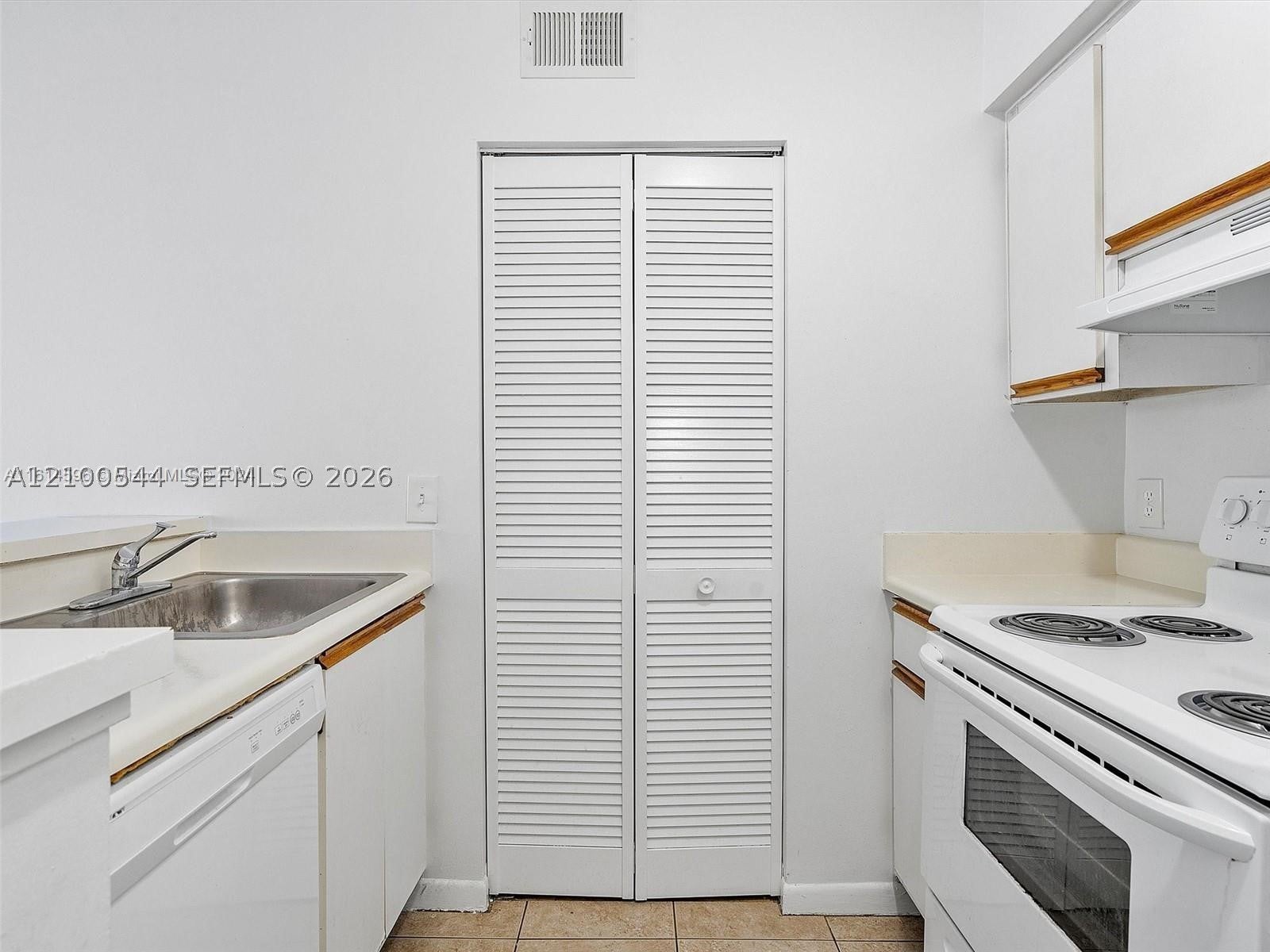 View photos, virtual tours, details... 620 S Park Rd 0