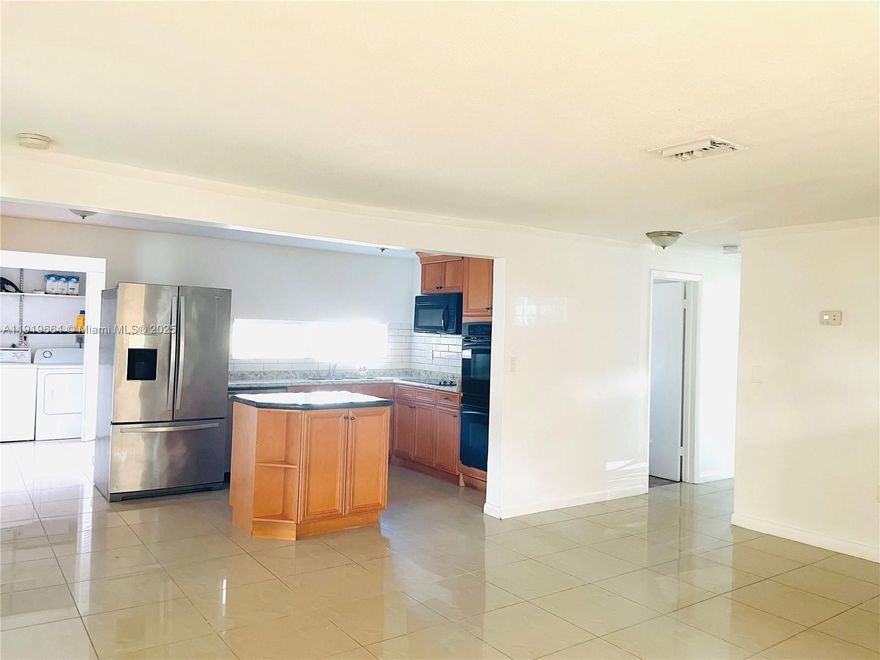 Great single-family home. 4 bedrooms and 3 full bathrooms - all tile floors. Just painted.
Washer and dryer in the unit, screened patio, and fenced yard. No HOA approval, no parking restriction, bring your pet!