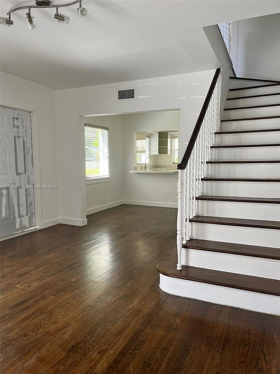 833 W 39th St 2