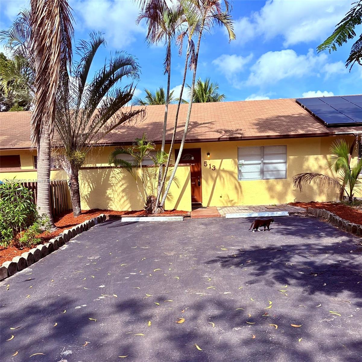 Nice 2 bedroom 1 bathroom villa with NEW ROOF, NEW WATER HEATER, NEWER AC (8/2020) Laundry room and storage off patio. Low homeowners association ( $ 44.00/M ) No Restriction. Can be RENTED right away. New Bathroom cabinet, New Lights and Mirror. Close to the Beach , supermarkets, shopping , restaurants, I95/Turnpike. Clubhouse with Pool, Jacuzzi, Tennis/basketball , sauna and more. PETS
Welcome