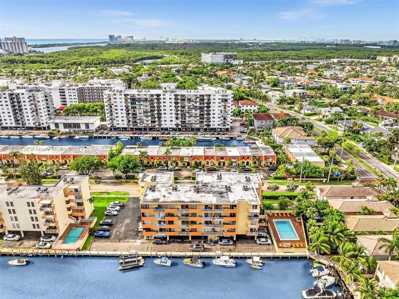 LA CANADIENNE CONDO - Residential