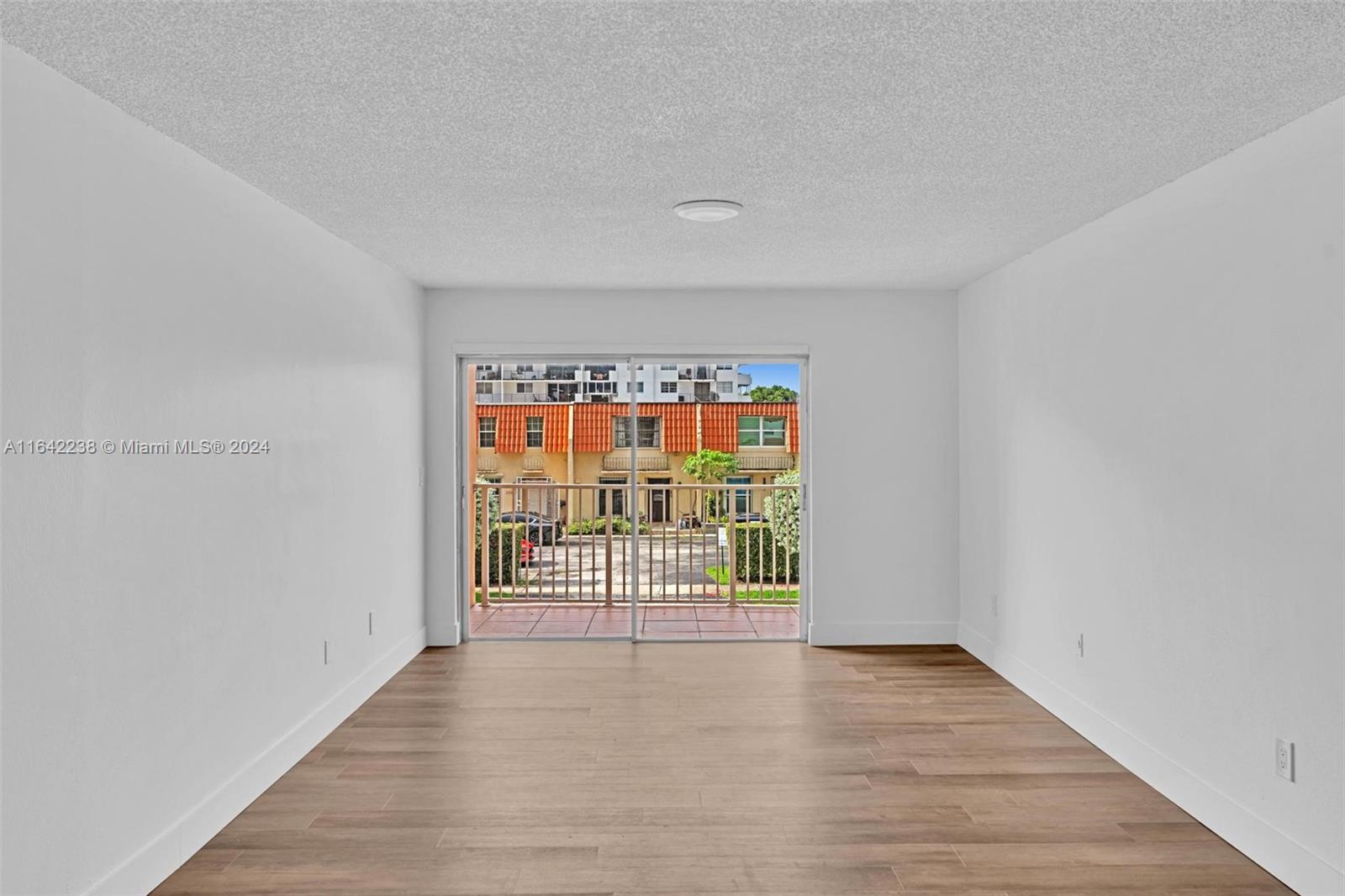 LA CANADIENNE CONDO - Residential