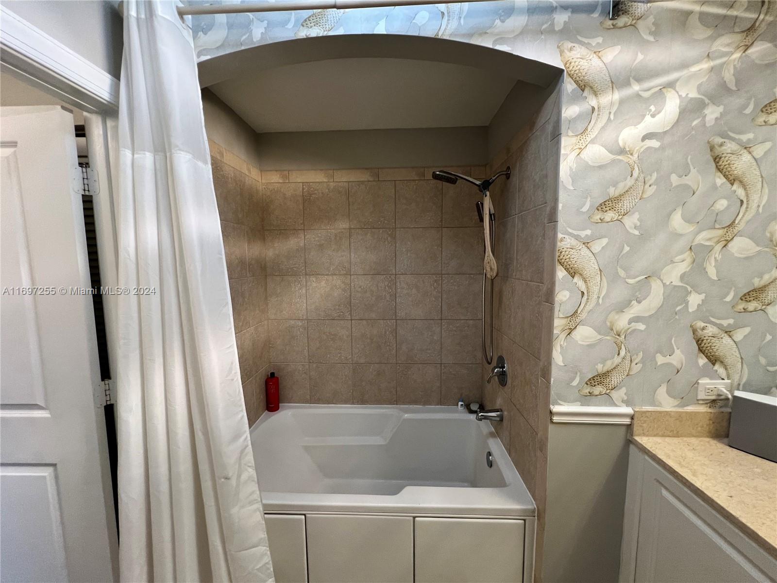 VIZCAYA LAKES CONDO - Residential