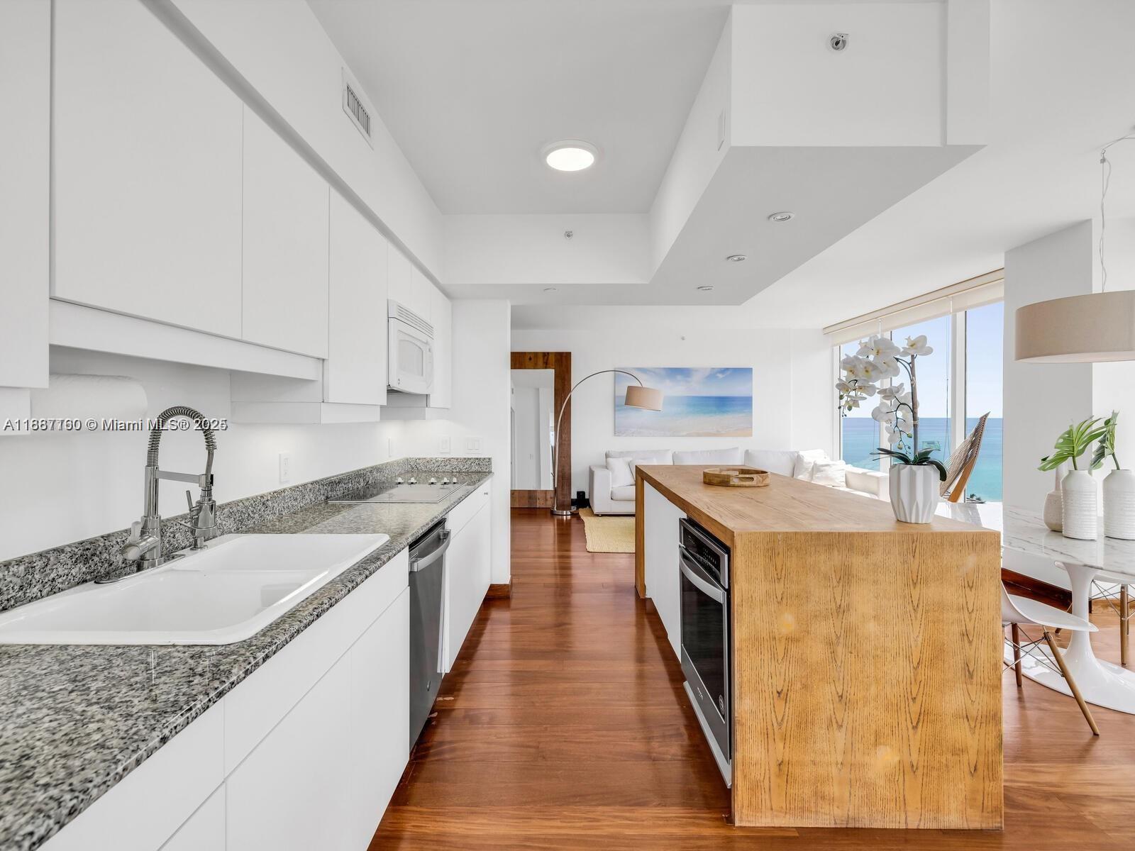 4779 Collins Ave 1005