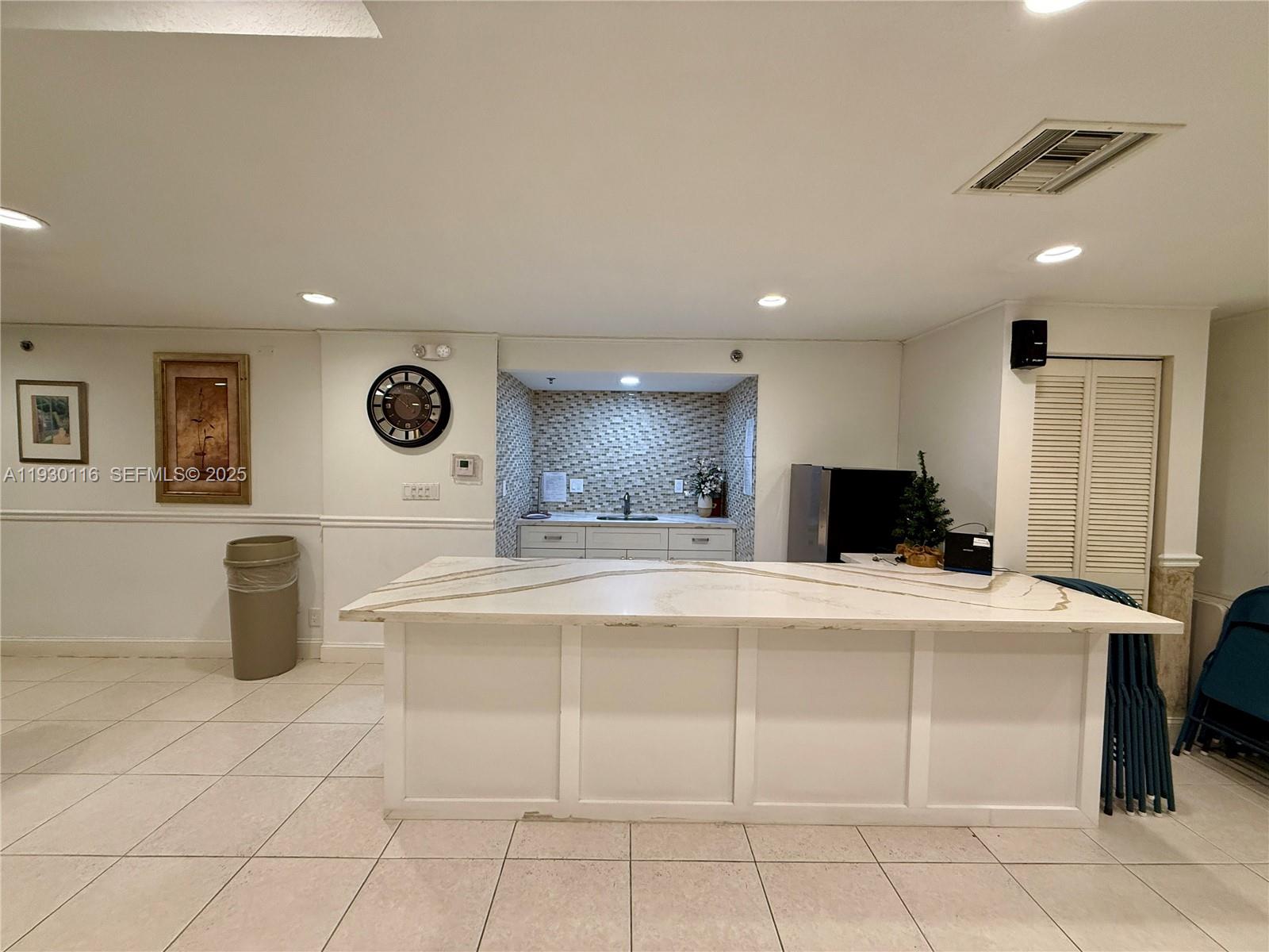 COUNTRY CLUB APTS AT - Residential