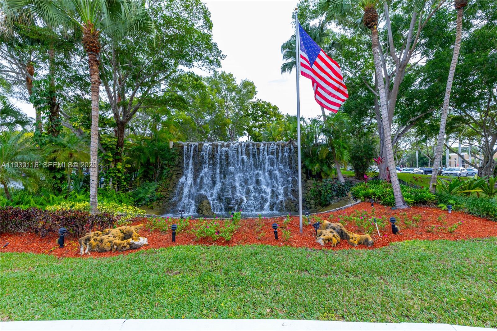 COUNTRY CLUB APTS AT - Residential