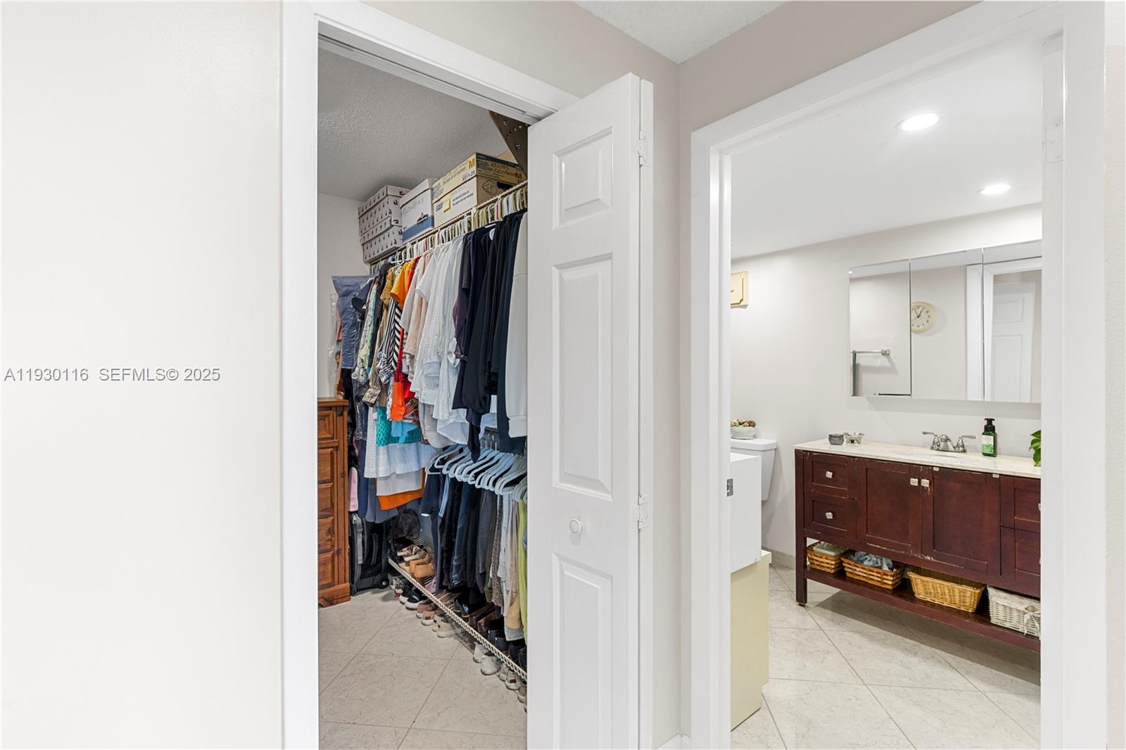 COUNTRY CLUB APTS AT - Residential