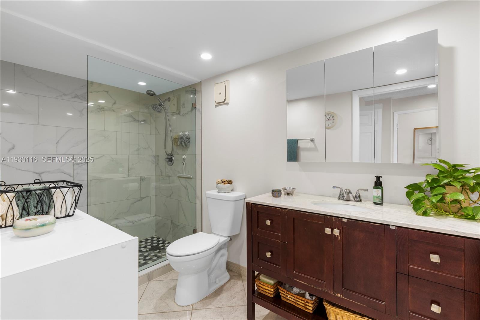 COUNTRY CLUB APTS AT - Residential