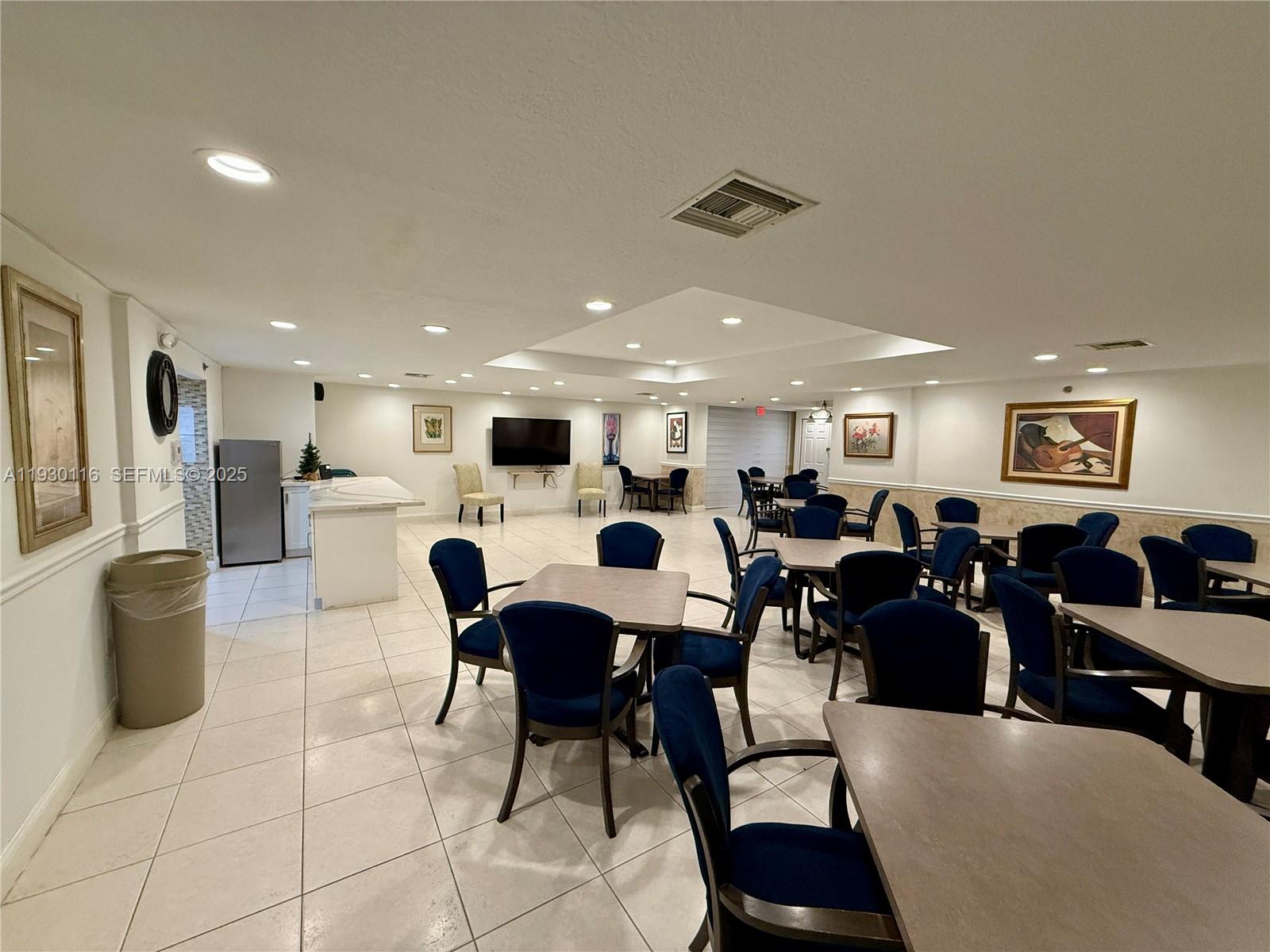 COUNTRY CLUB APTS AT - Residential