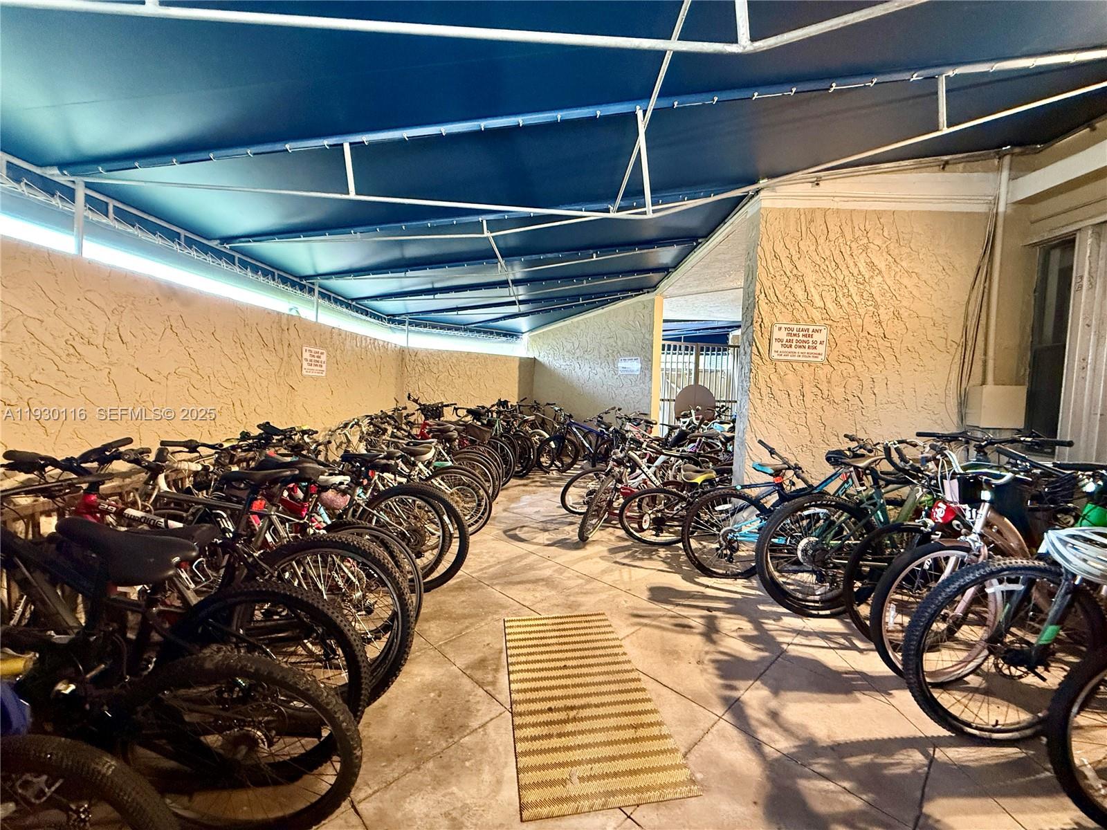 COUNTRY CLUB APTS AT - Residential