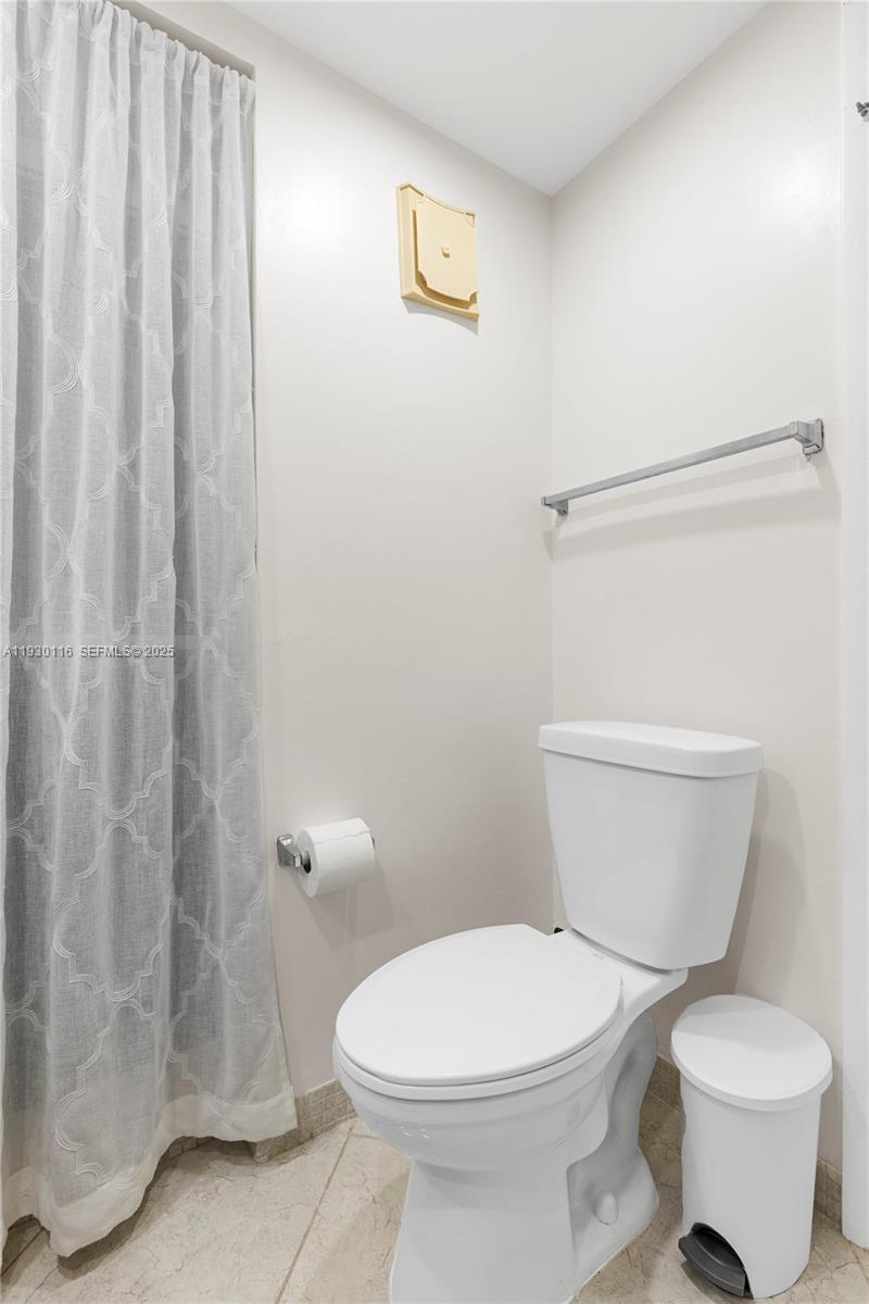 COUNTRY CLUB APTS AT - Residential