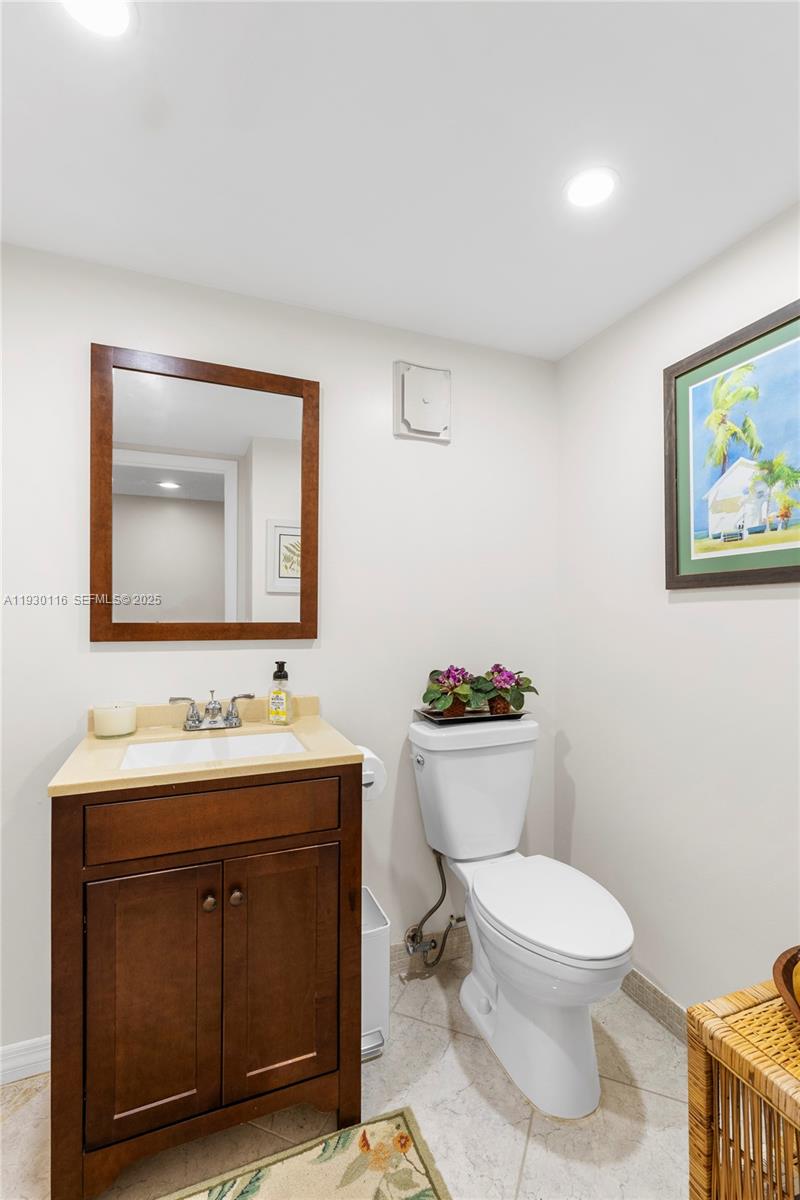 COUNTRY CLUB APTS AT - Residential