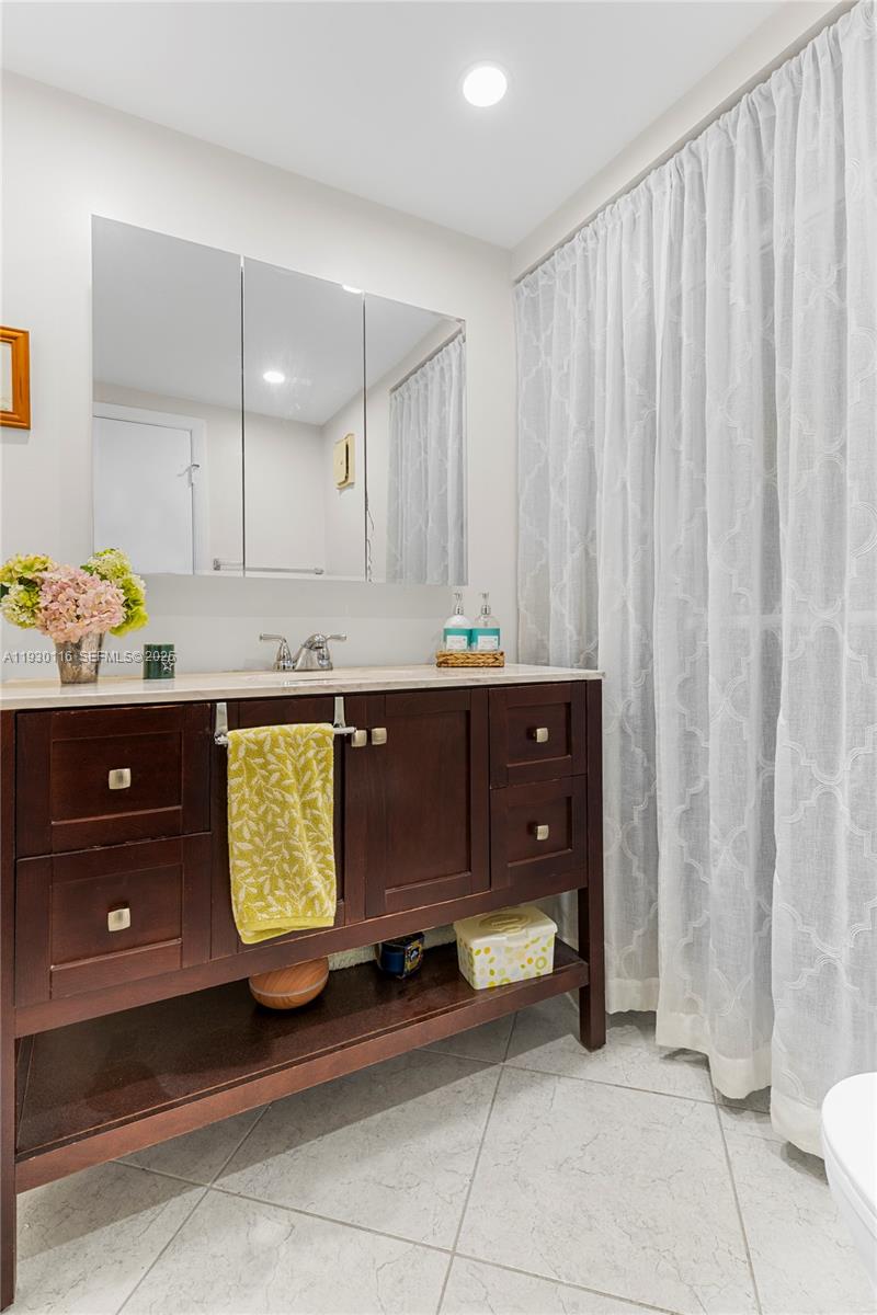 COUNTRY CLUB APTS AT - Residential