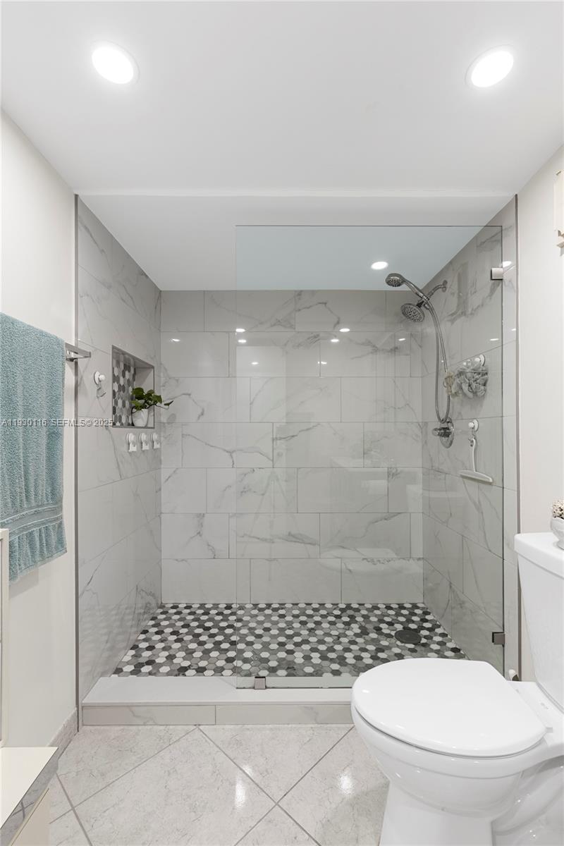 COUNTRY CLUB APTS AT - Residential