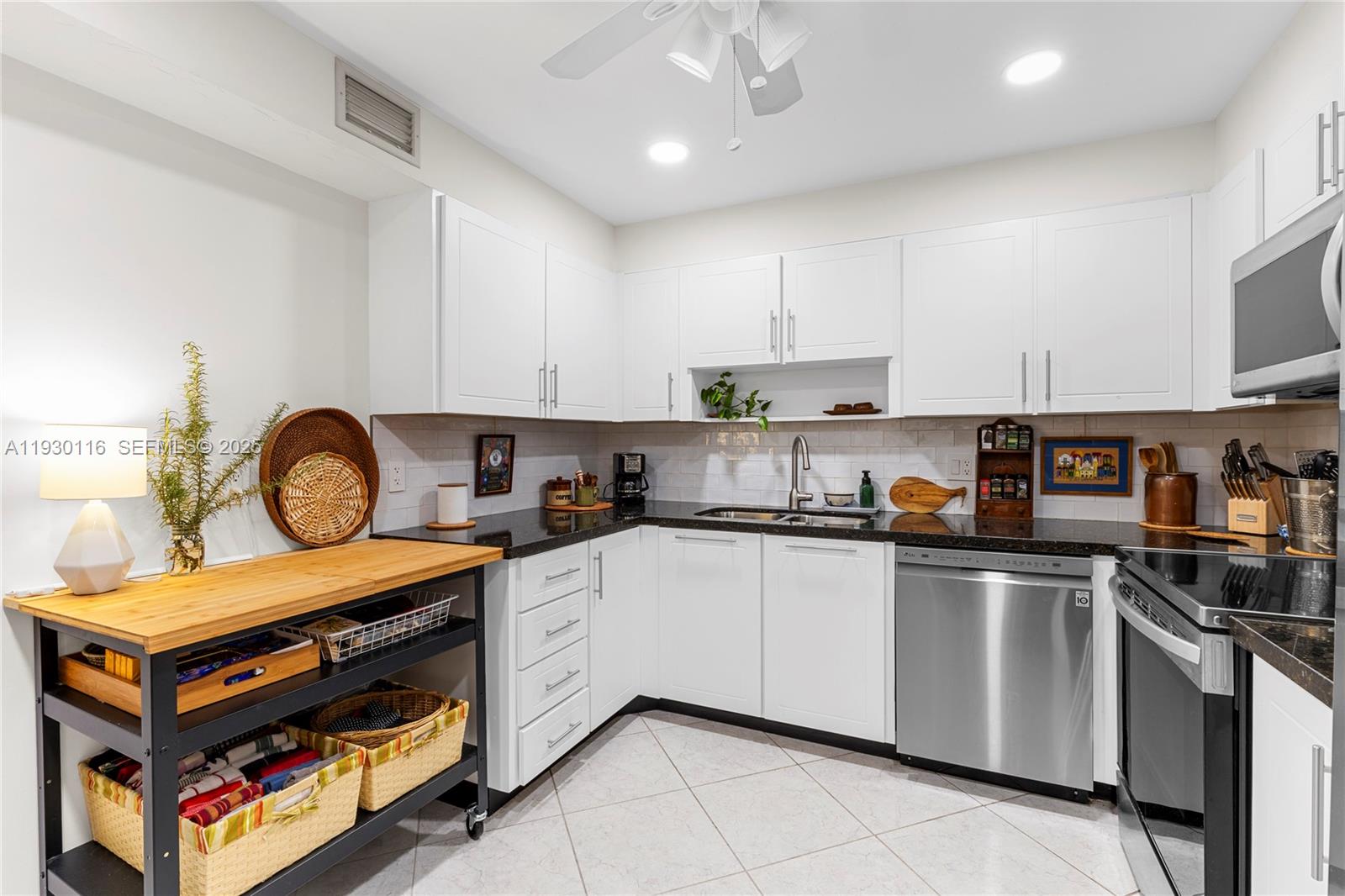 COUNTRY CLUB APTS AT - Residential