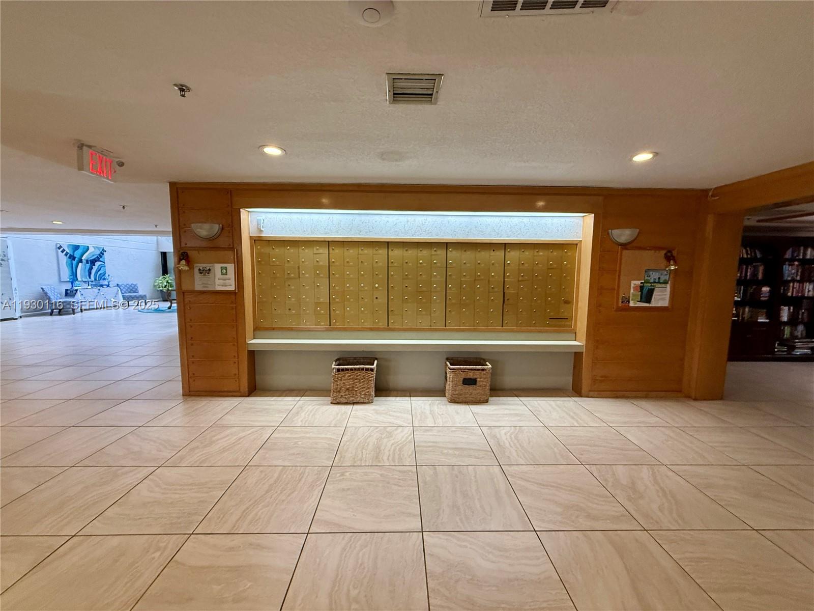 COUNTRY CLUB APTS AT - Residential