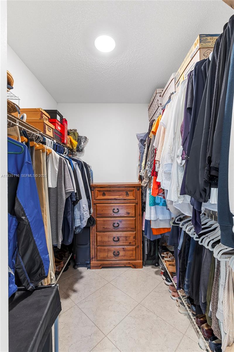 COUNTRY CLUB APTS AT - Residential