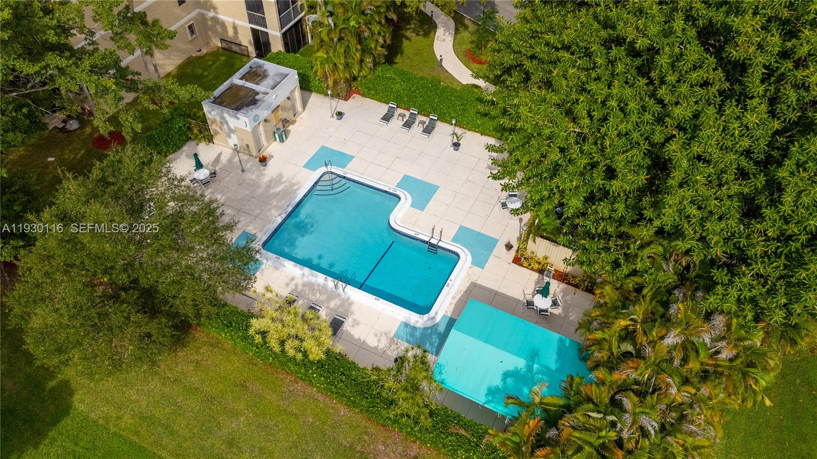 COUNTRY CLUB APTS AT - Residential