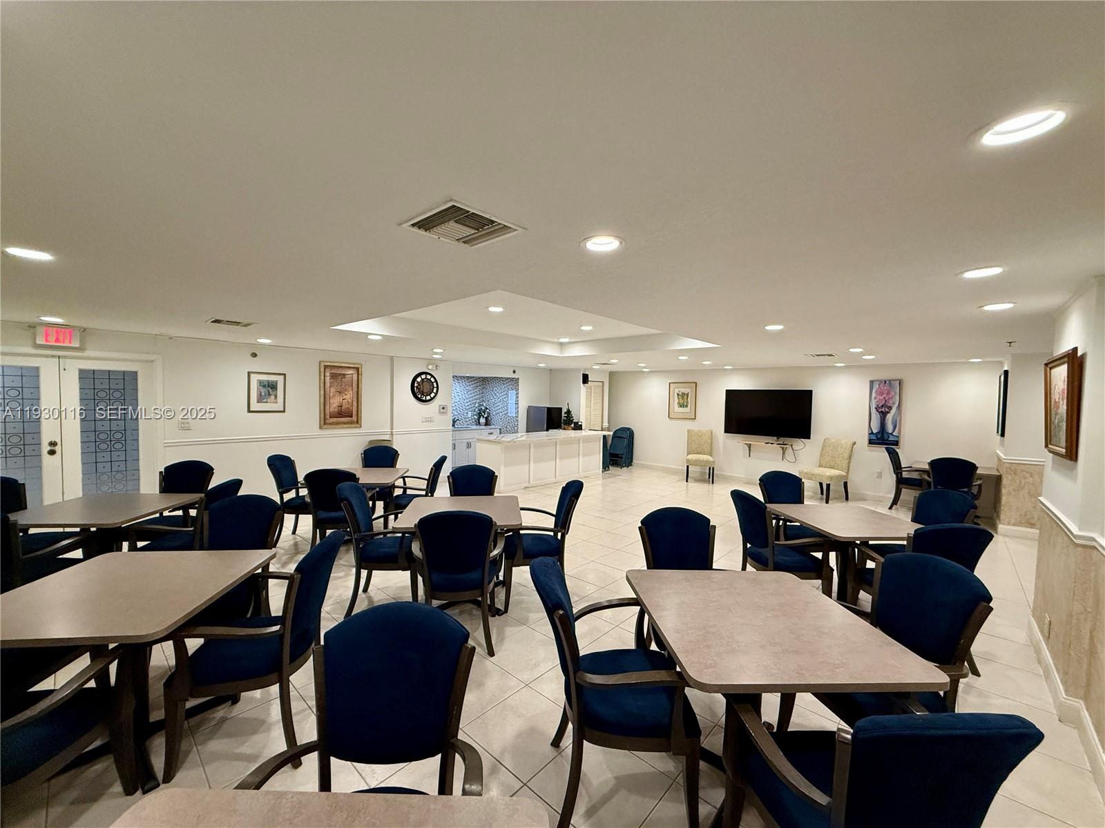 COUNTRY CLUB APTS AT - Residential